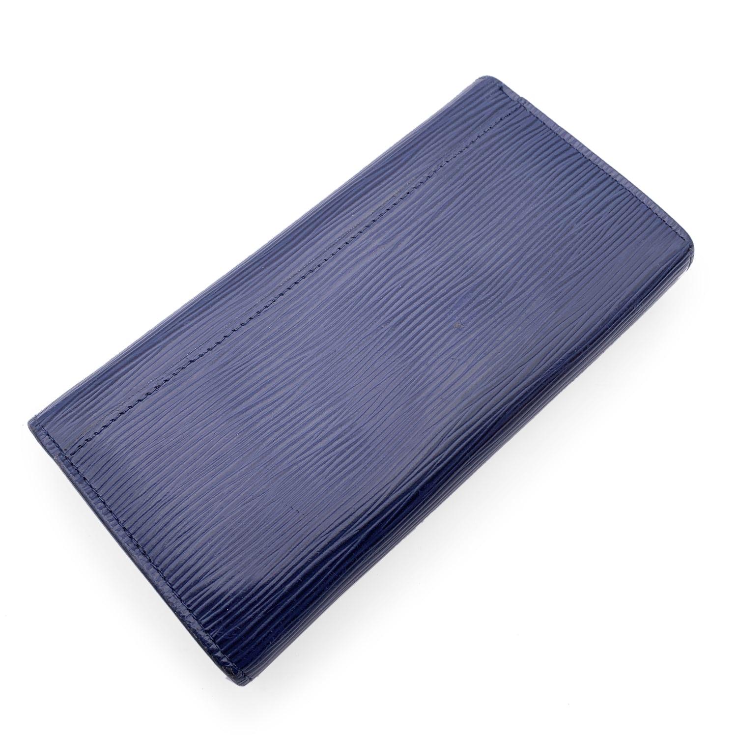 Louis Vuitton - Portefeuille Continental Sarah à rabat long en cuir épi bleu Bon état - En vente à Rome, Rome
