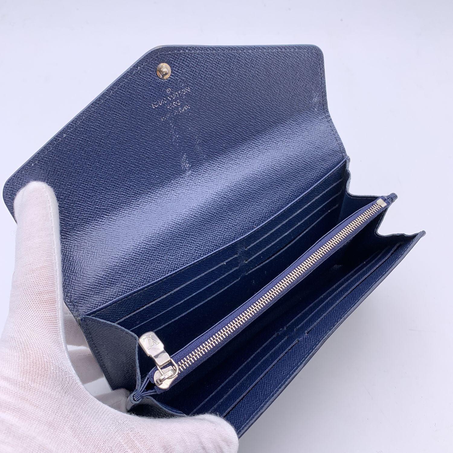Louis Vuitton - Portefeuille Continental Sarah à rabat long en cuir épi bleu Pour femmes en vente