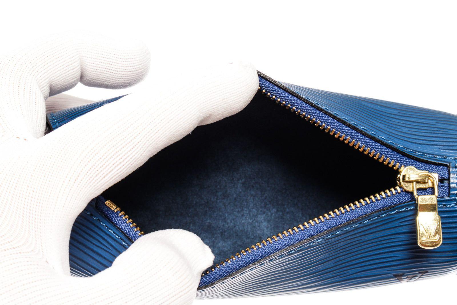 Blaue Epi-Leder-Mini Papillon Pochette-Tasche von Louis Vuitton mit silberfarbener Silber Damen