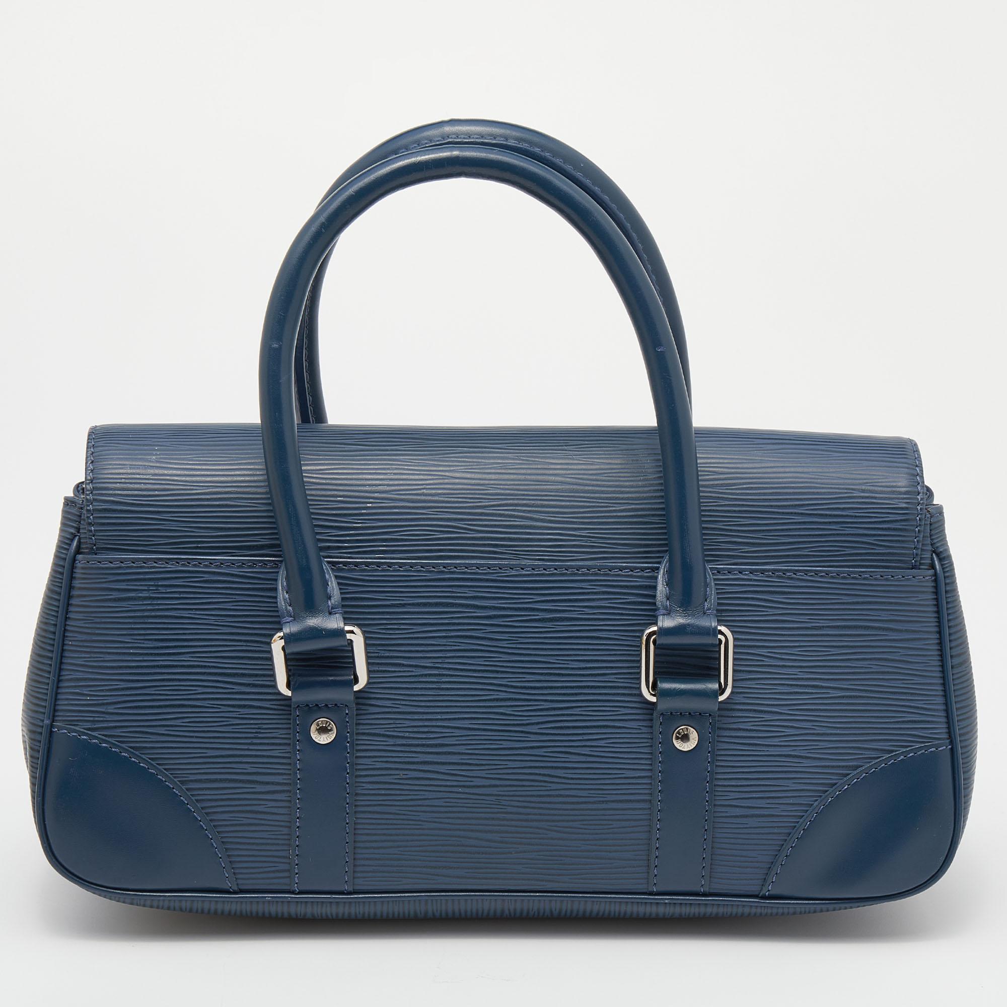 This pre-owned Louis Vuitton Pochette Segur bag is a timeless piece that can last you season after season. This bag is made of Epi leather and will effortlessly accompany you anywhere. It has a blue shade, front lock detail, dual handles, and a