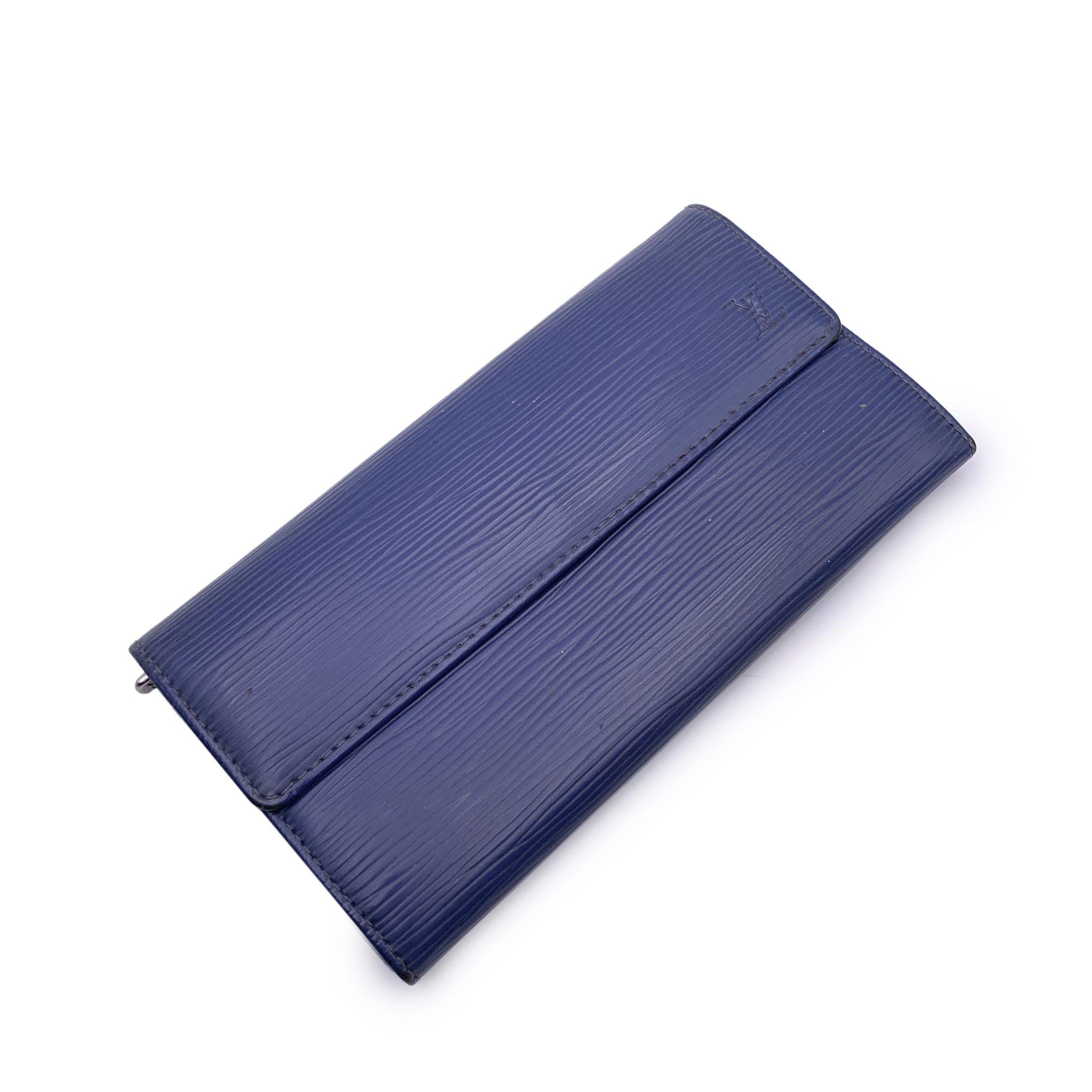 Louis Vuitton 'Sarah' wallet, in bluecolor. Epi leather. Interior fully lined in leather. Flap with snap closure. 2 flat open pockets under the flap. 1 coin compartment with zip closure. 2 bill compartments. 4 credit card slots and 1 flat open