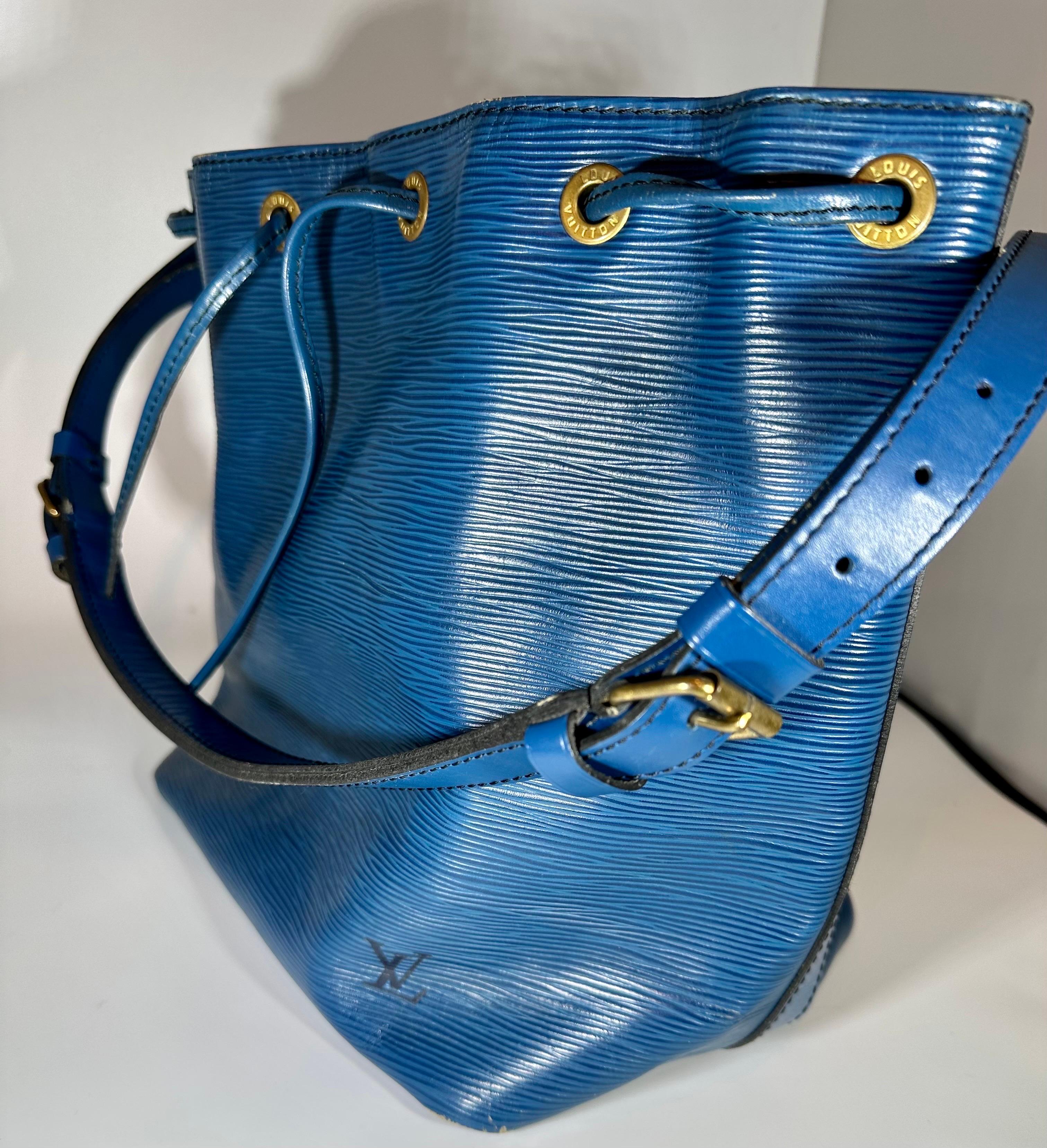   LOUIS VUITTON BLUE EPI NOÉ PETITE Drawstring Hand Bag/ Shoulder Bag For Sale 8