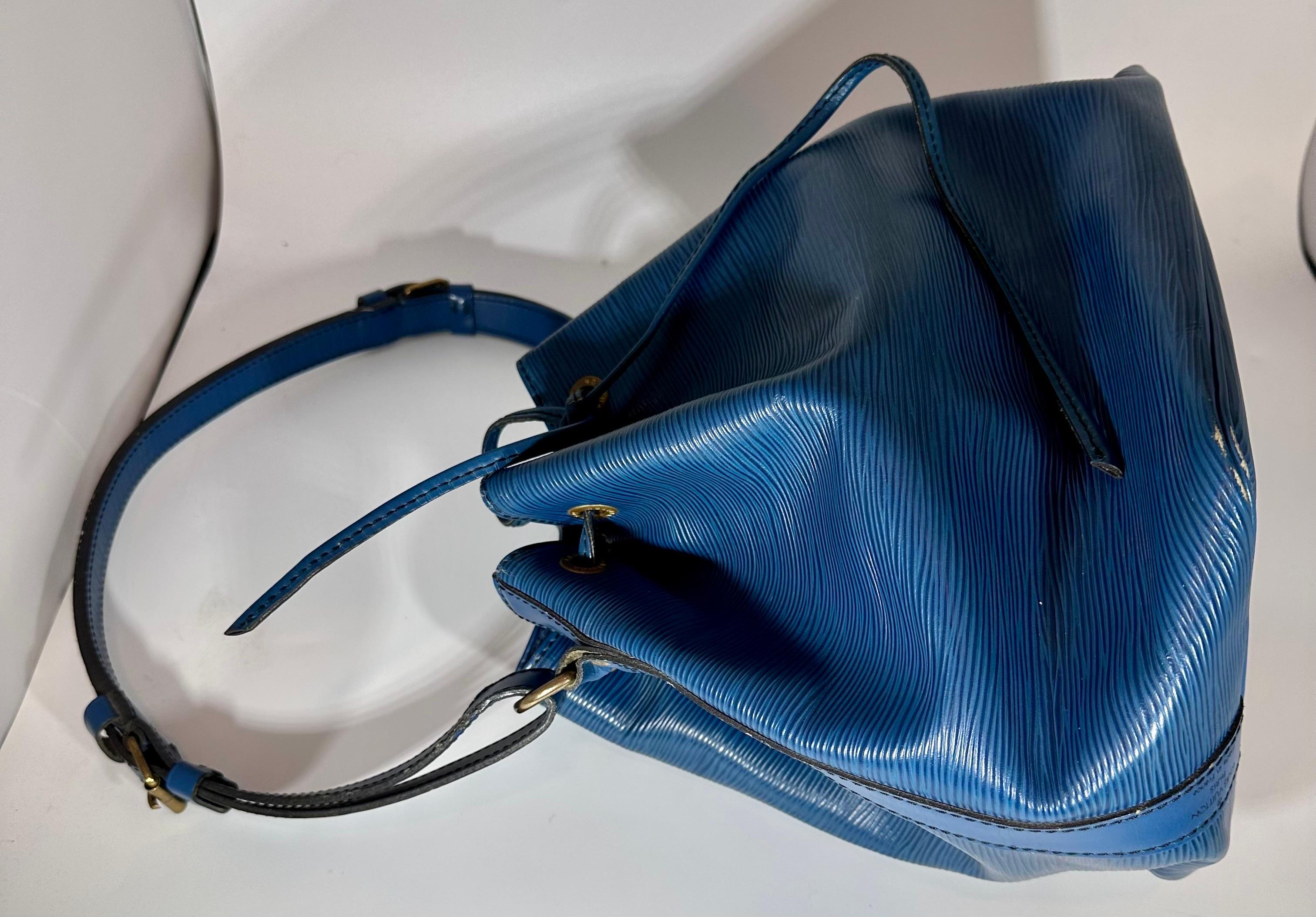 Blue   LOUIS VUITTON BLUE EPI NOÉ PETITE Drawstring Hand Bag/ Shoulder Bag For Sale