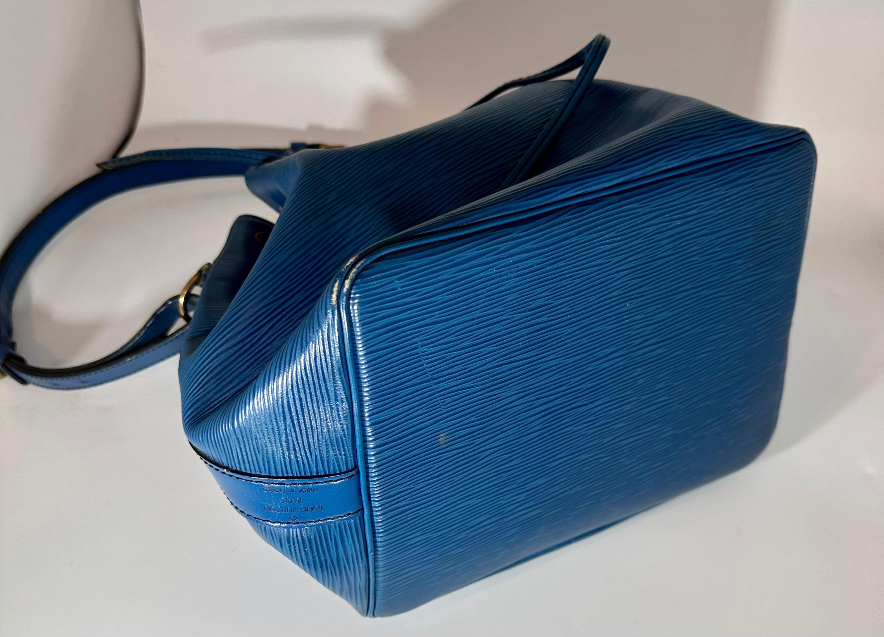   LOUIS VUITTON BLUE EPI NOÉ PETITE Drawstring Hand Bag/ Shoulder Bag In Good Condition For Sale In New York, NY