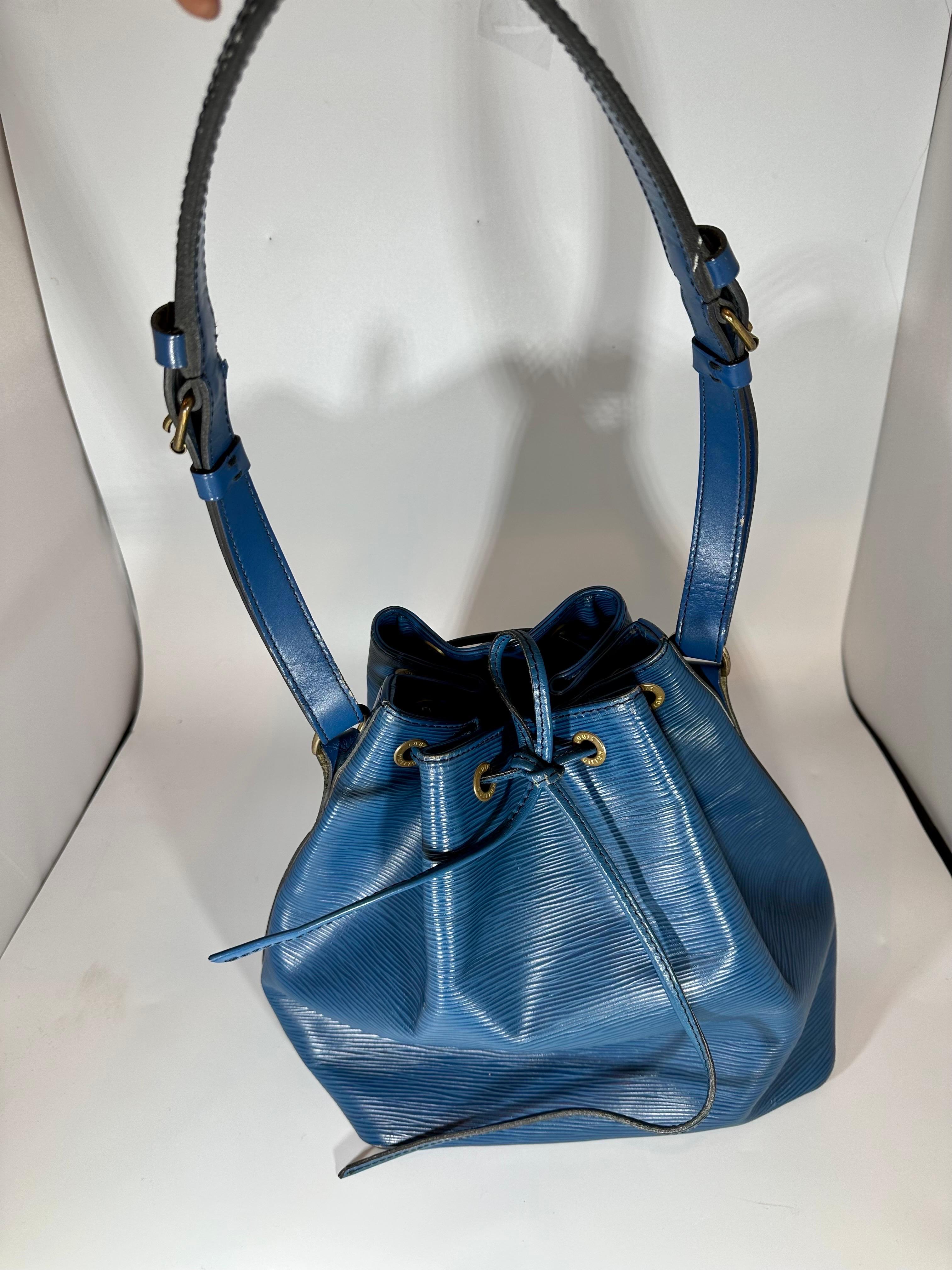   LOUIS VUITTON BLUE EPI NOÉ PETITE Drawstring Hand Bag/ Shoulder Bag For Sale 2