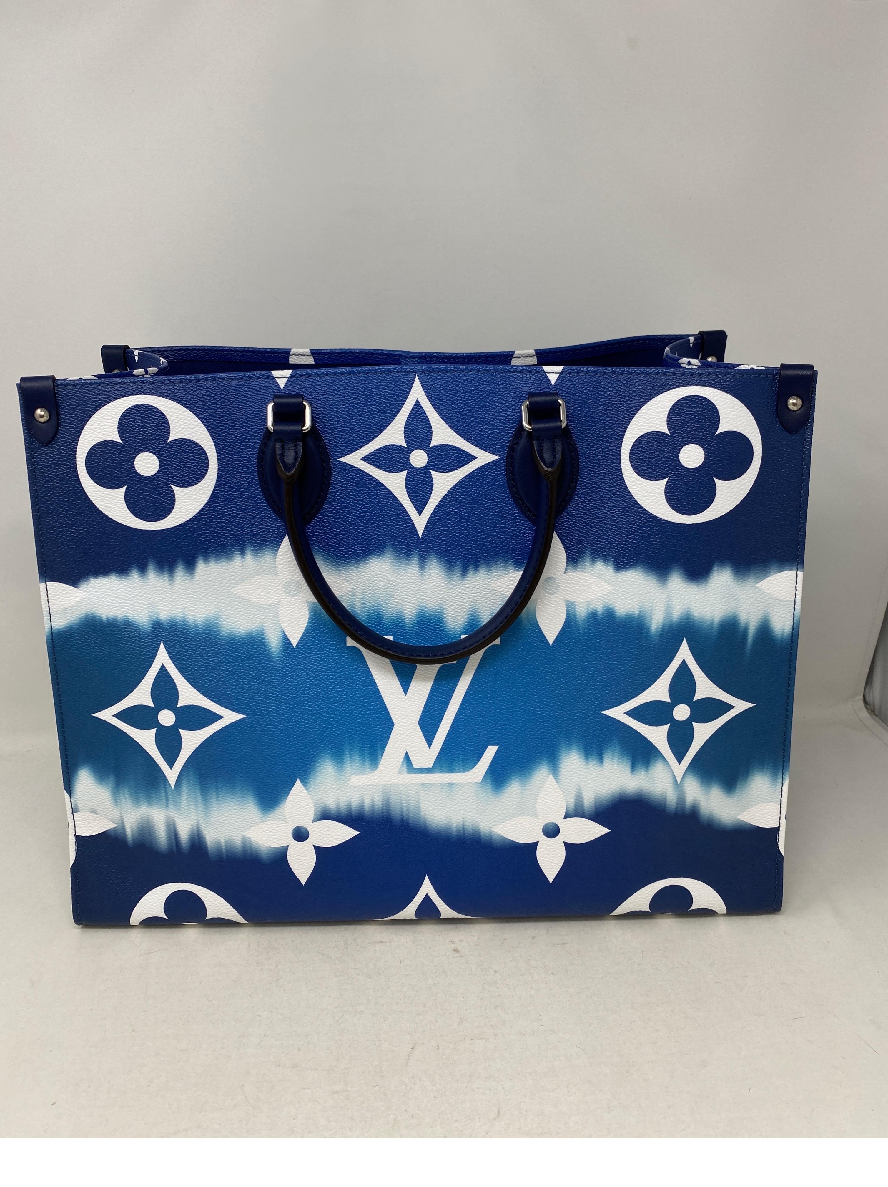 Blaue Escale On The Go Tasche von Louis Vuitton im Zustand „Hervorragend“ in Athens, GA