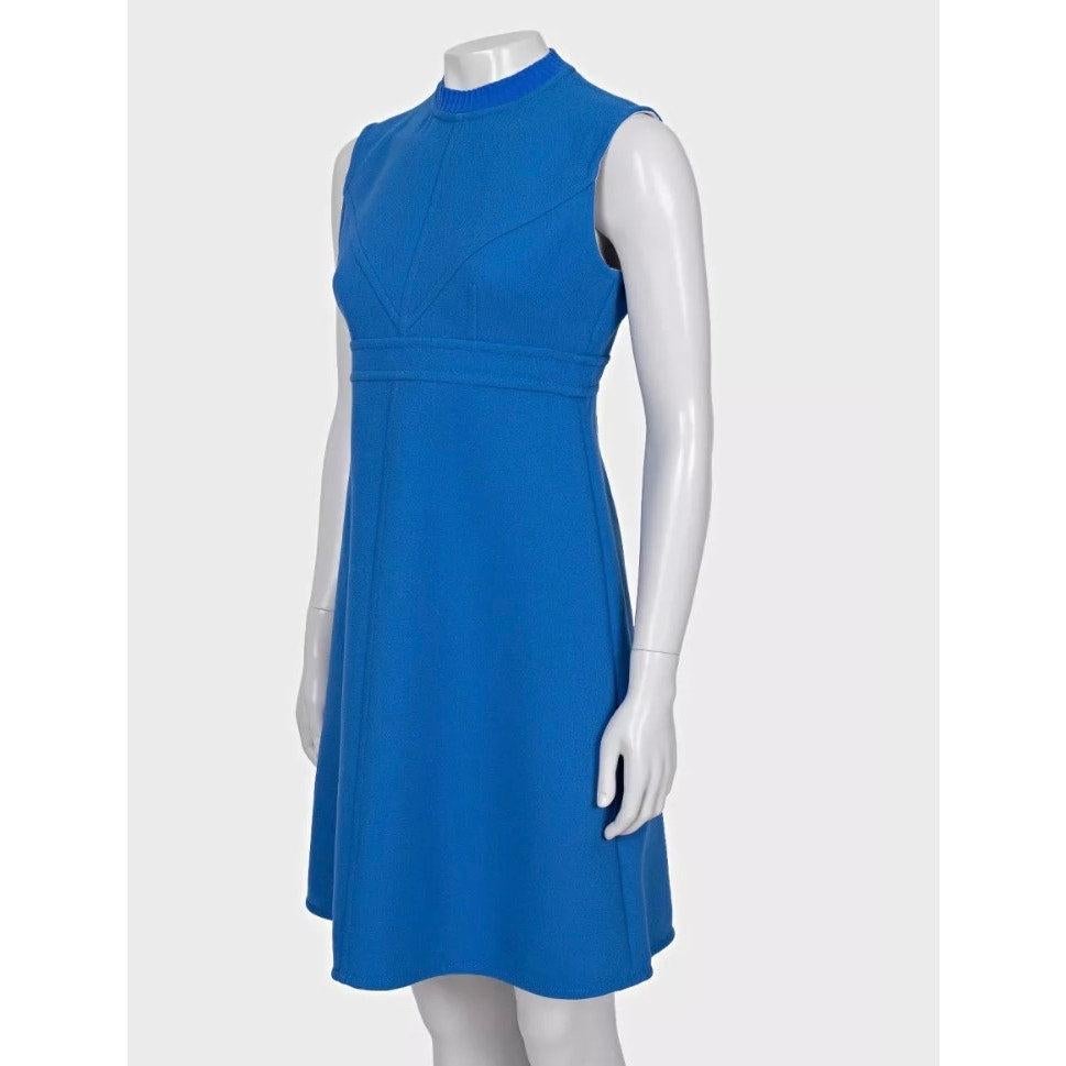 Robe ajustée Louis Vuitton absolument magnifique dans un bleu marine sophistiqué. Cette robe présente une fermeture à glissière sur le devant avec d'élégantes ferrures argentées et une silhouette flatteuse et ajustée. Parfait pour toutes les