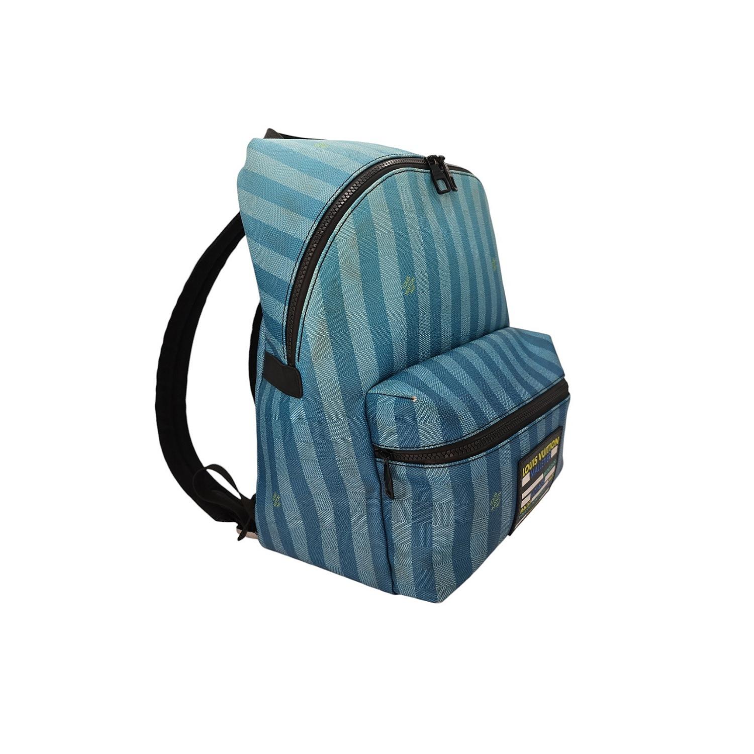 The Discovery Backpack looks fresh in the gradient blues of Damier Stripes canvas, a reimagining of the stripes found on vintage Louis Vuitton trunks. A new leather patch is inspired by the signage on the sides of Louis Vuitton historic trucks.