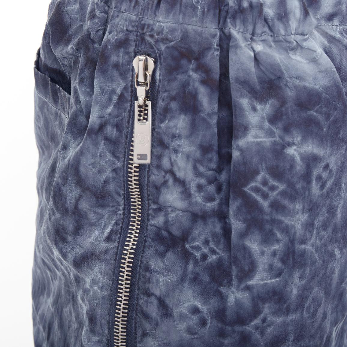 Short LOUIS VUITTON bleu gris tie dye imprimé monogramme effet pochoir FR36 S
Référence : VACN/A00114
Marque : Louis Vuitton
Designer : Nicolas Ghesquiere
Matière : Polyester, mélange
Couleur : Bleu
Motif : Monogramme
Fermeture : braguette à