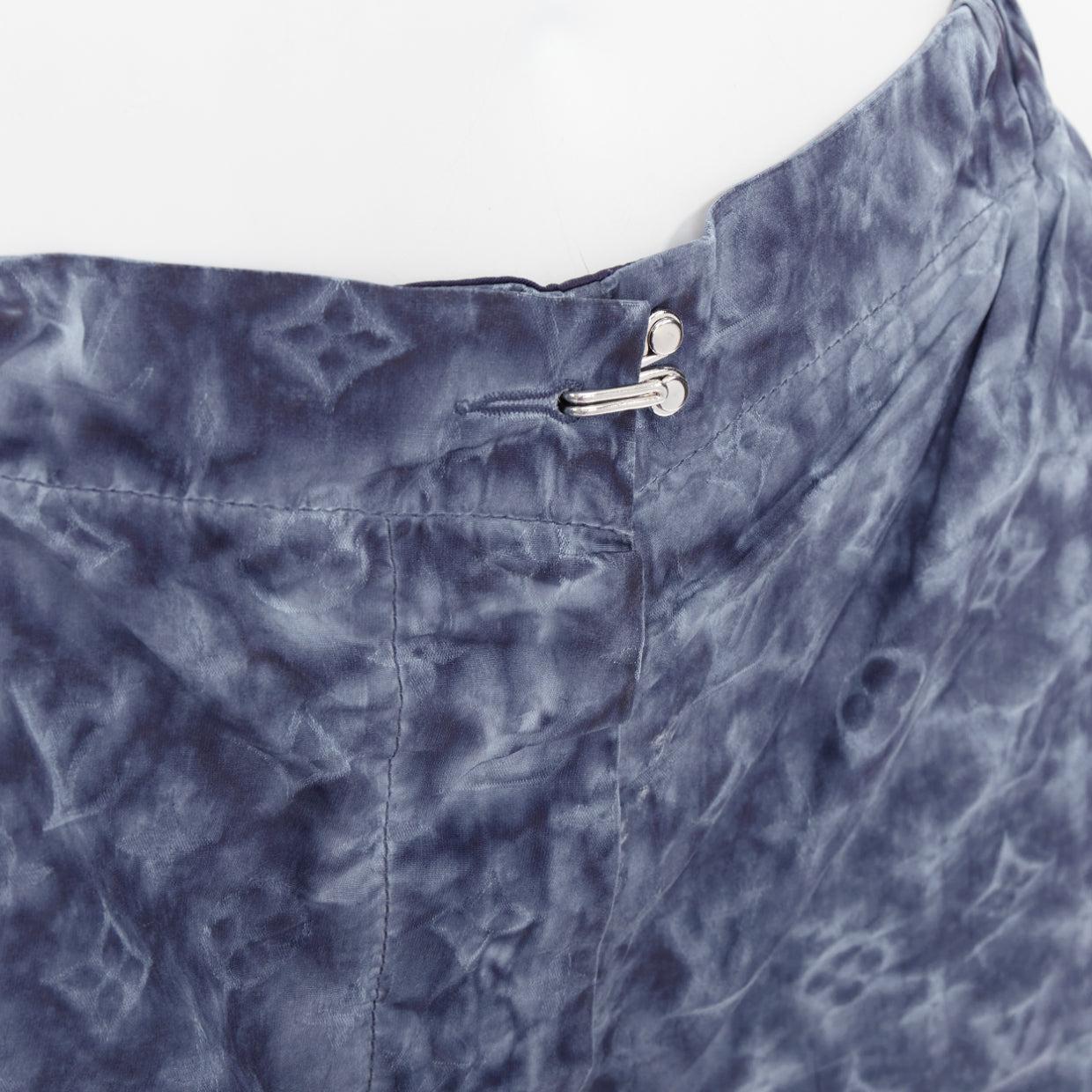 Short LOUIS VUITTON bleu gris tie dye imprimé monogramme effet pochoir FR36 S en vente 2