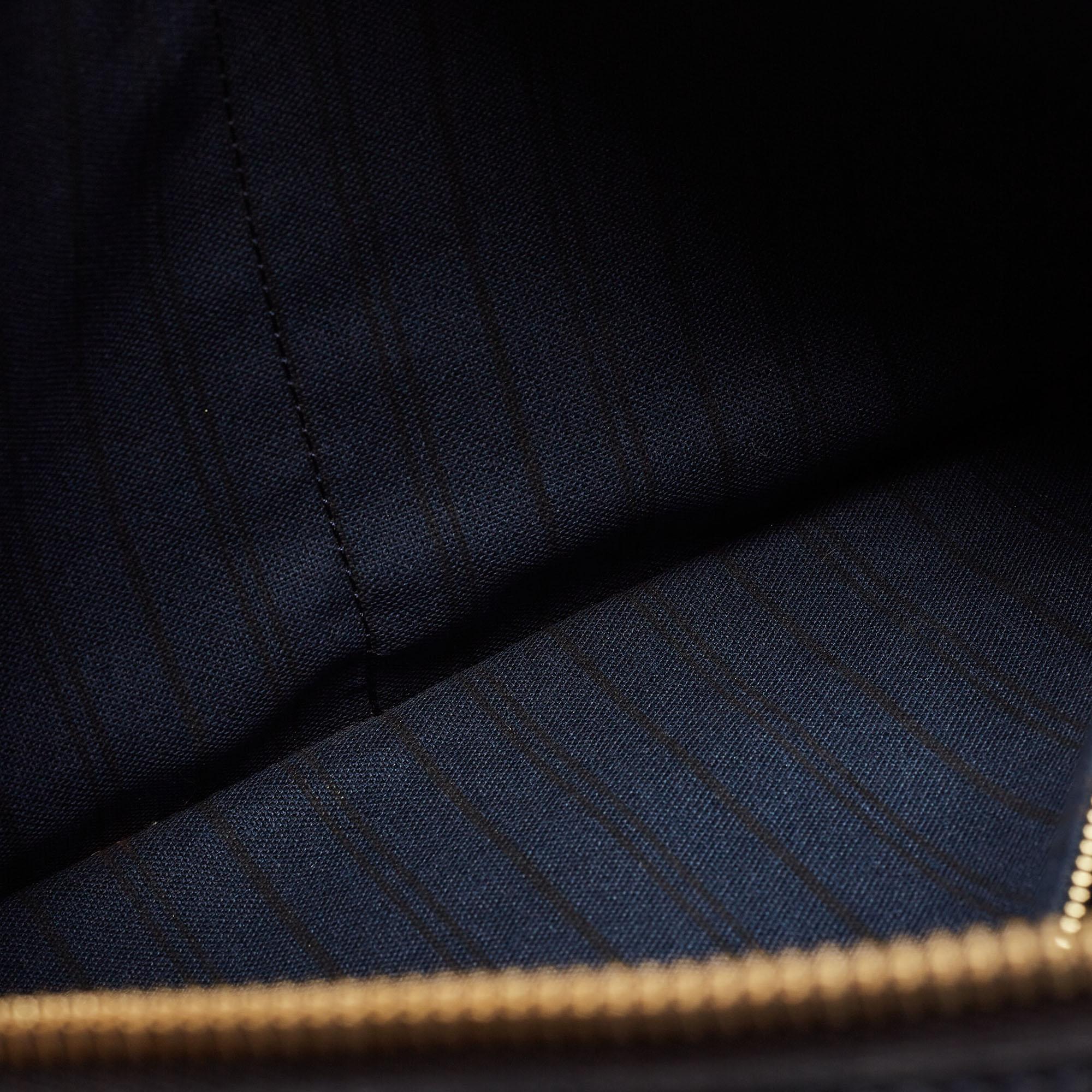 Louis Vuitton Blau Infini Monogramm Empreinte Leder Lumineuse GM Tasche mit Monogramm Empreinte im Angebot 7