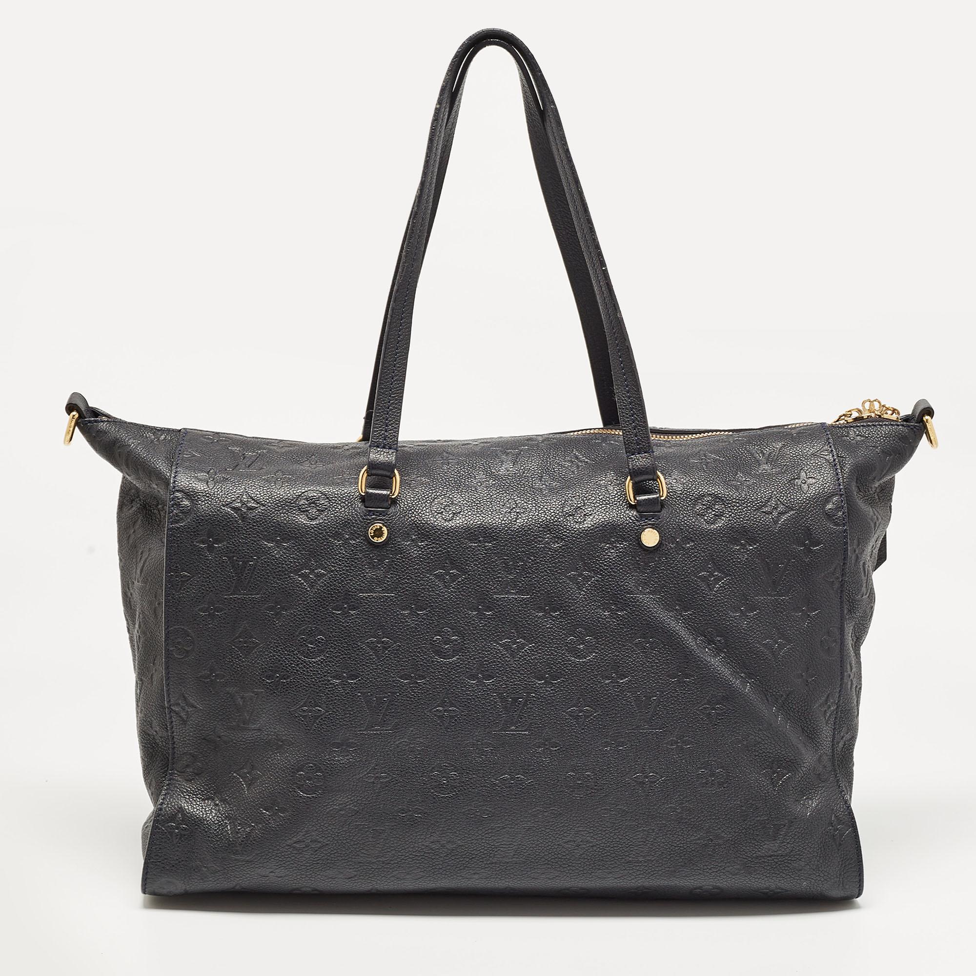 Louis Vuitton's creations are popular owing to their high style and functionality. This bag, like all the other handbags, is durable and stylish. Exuding a fine finish, the bag is designed to give a luxurious experience. The interior has enough