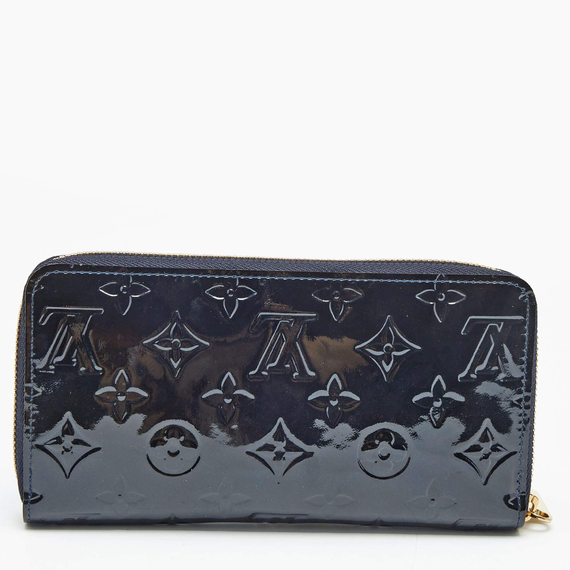 With a rich heritage and meticulous workmanship, each creation of Louis Vuitton is sure to impress you with its notable features. This Zippy wallet is conveniently designed for everyday use. Crafted from Infini Monogram vernis, it is paired with a