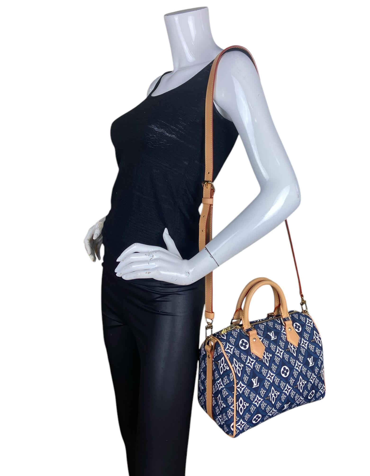 Louis Vuitton Jacquard Bleu Depuis 1854 Speedy Bandouliere 25 Bag. Il est doté d'une sangle amovible pour le corps et l'épaule.

Fabriqué en : France
Couleur : Bleu et blanc
Matériel : Quincaillerie en or
MATERIAL : Toile Jacquard avec garniture en