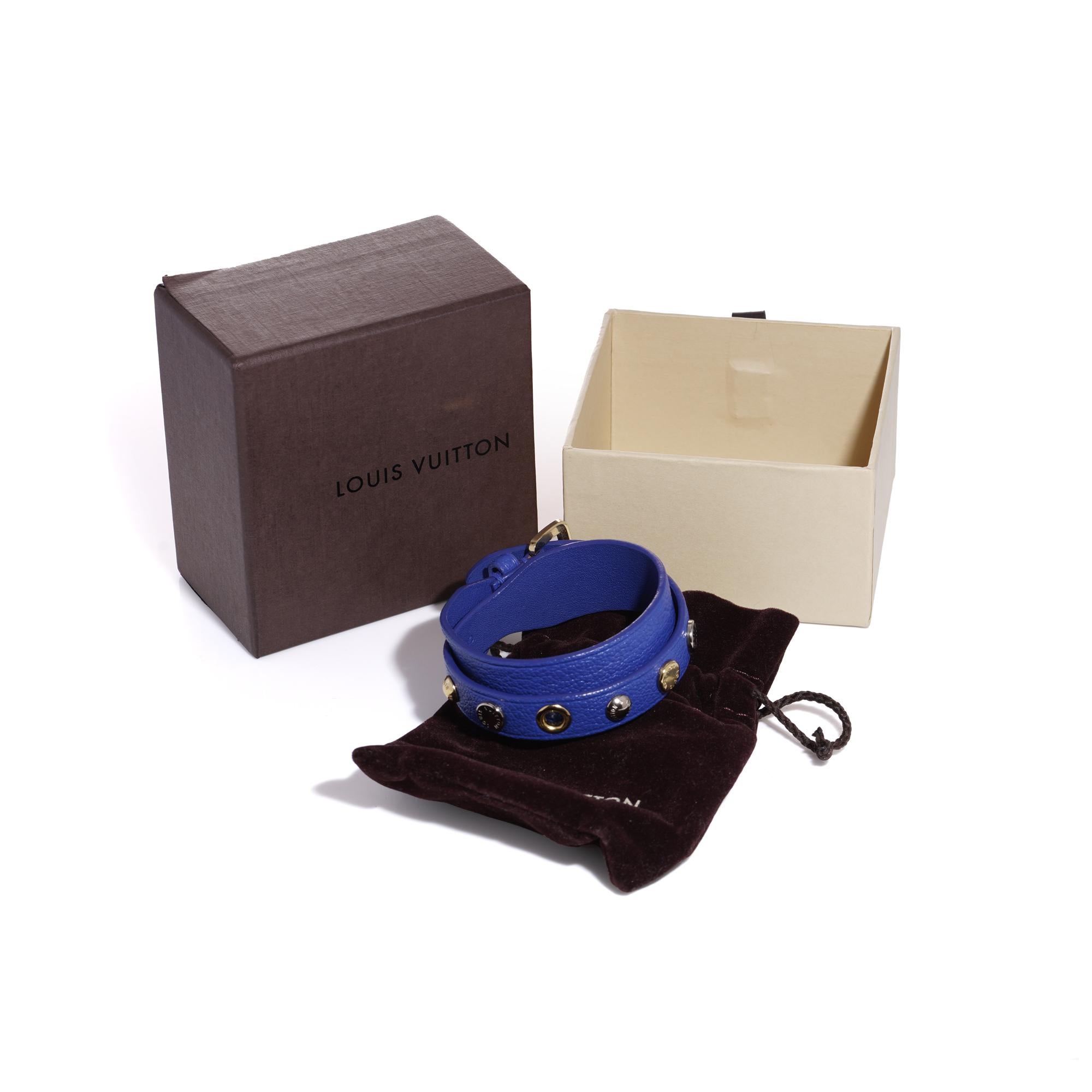 Louis Vuitton Blue Leather belt bracelet. 

Dimensions: 
Size: 17 
Length: 16 cm
Width: 2 cm
Total length: 41 cm 

Comes with a dust bag and display box. 
