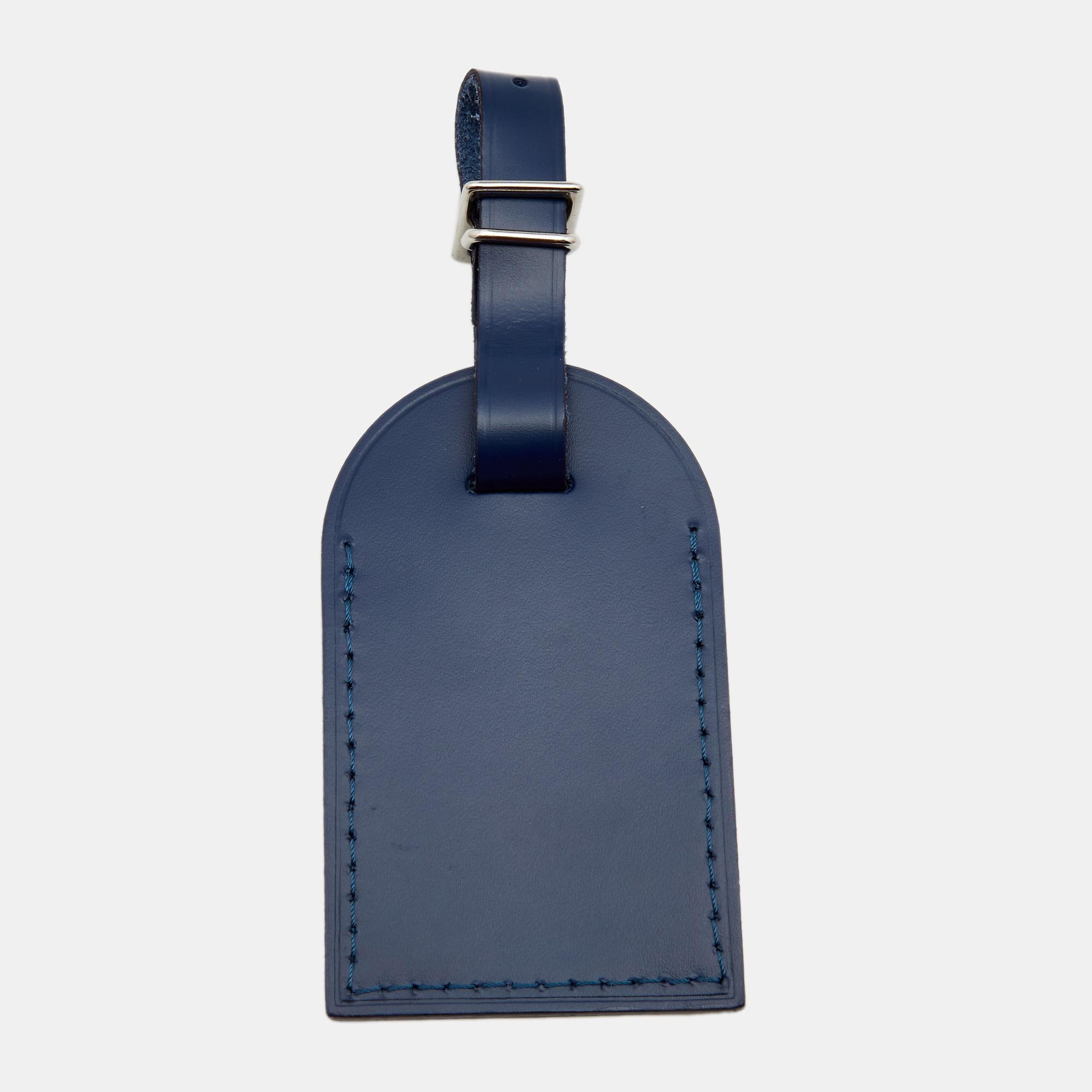 Rendered in leather, this luggage tag from Louis Vuitton will elevate the looks of your chic travel bags. It is designed in a simple shape with just the brand name on the front. It is complete with a leather strap holding a buckle. Keep your bags