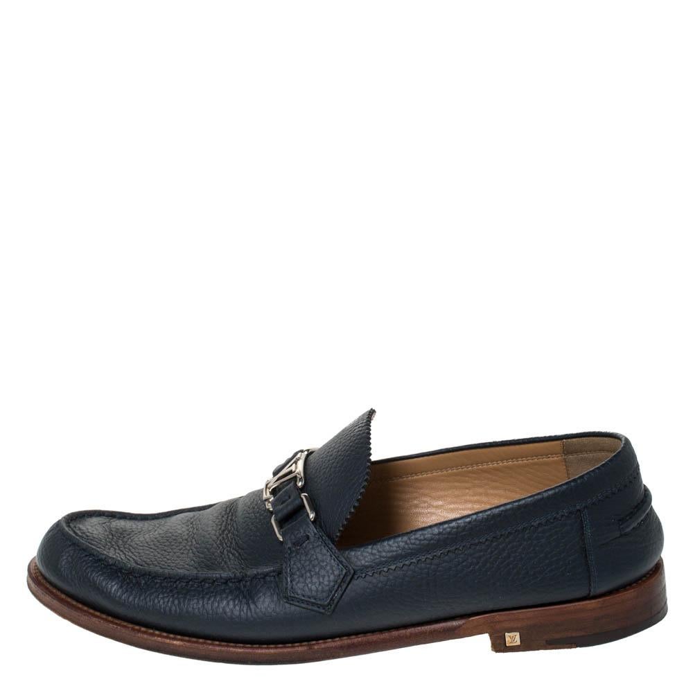 Crafted from leather and styled into an edgy shape, this pair of blue Major loafers by Louis Vuitton is a blend of luxury and comfort. They feature a hand-stitched vamp, the signature LV on the keeper strap, leather-lined insole and another little