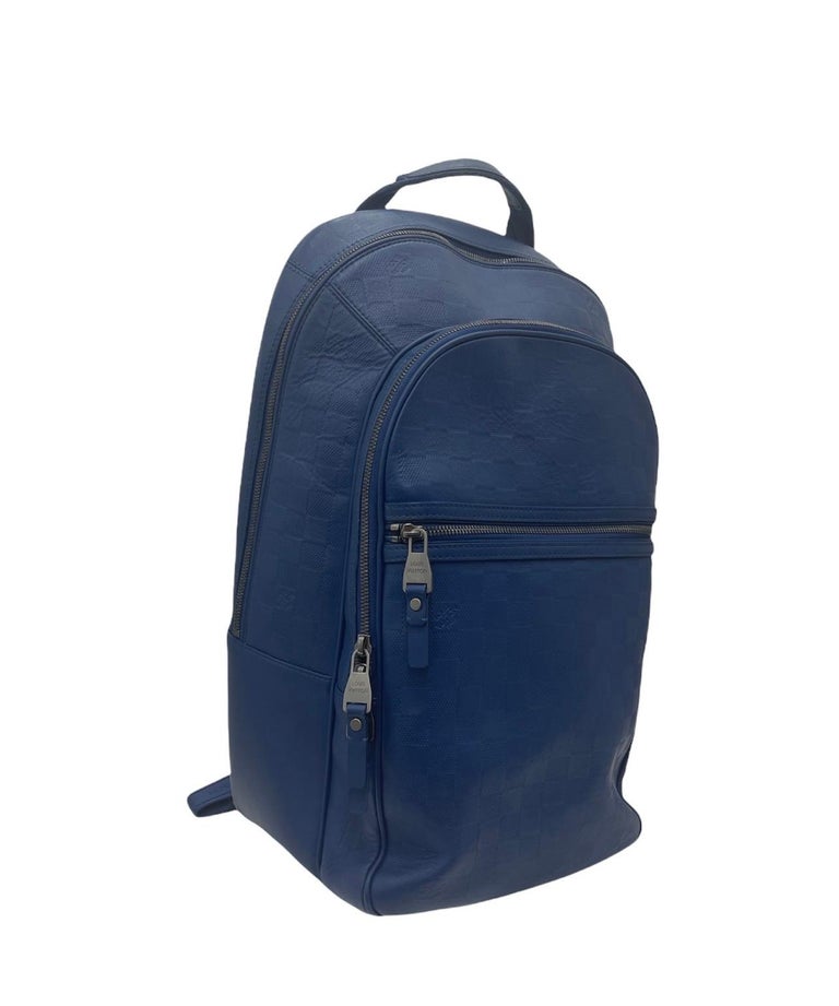 Louis Vuitton backpack, Michael model, made of blue leather with silver hardware. Equipped with a zip closure, internally lined in gray canvas, very roomy. Equipped with two adjustable fabric shoulder straps and two separate zip openings. Present