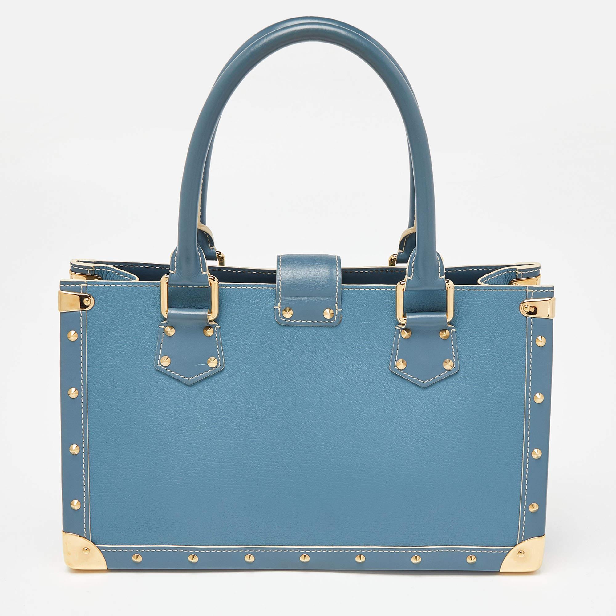 Gönnen Sie sich Luxus mit dieser Louis Vuitton Tasche. Sorgfältig aus hochwertigen Materialien gefertigt, vereint es exquisites Design, tadellose Handwerkskunst und zeitlose Eleganz. Erhöhen Sie Ihren Stil mit diesem modischen Accessoire.

Enthält:
