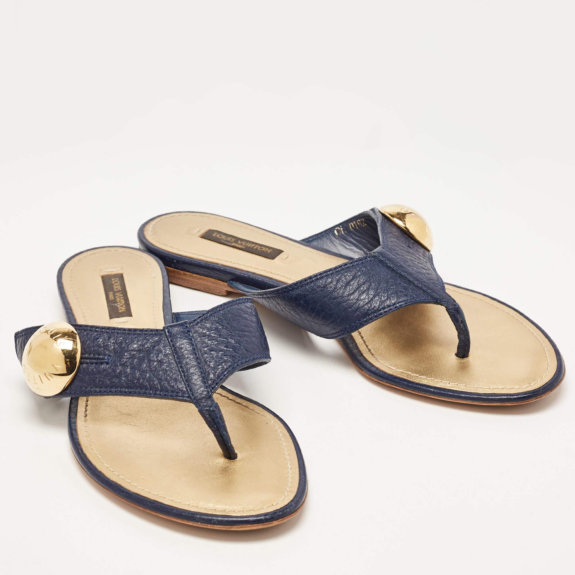 A perfect blend of luxury, style, and comfort, these designer flats are made using quality materials and frame your feet in the most refined way. They can be paired with a host of outfits from your wardrobe.

