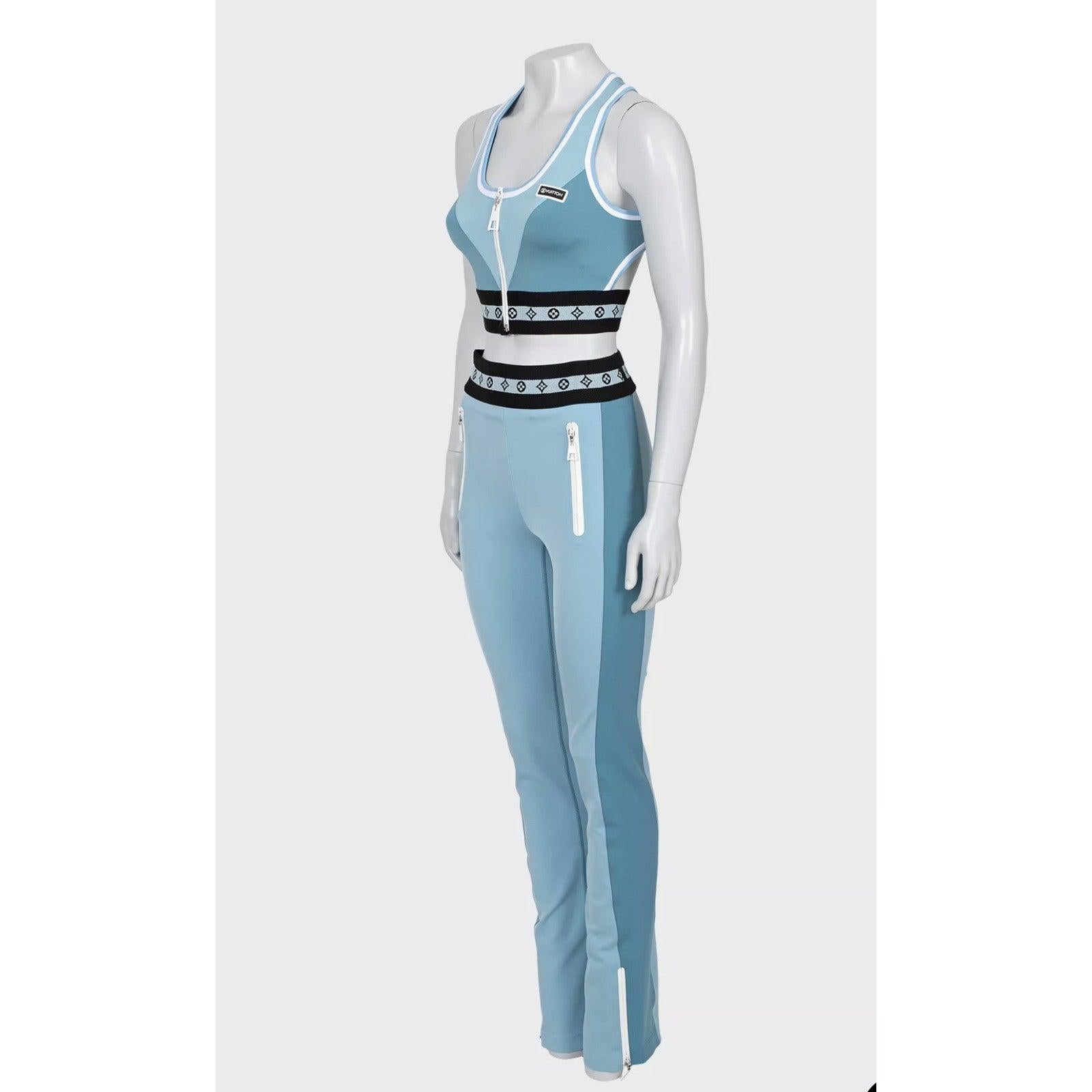 Eleva il tuo stile athleisure con questo splendido set attivo di Louis Vuitton! Questo set di due pezzi comprende un elegante top e dei comodi pantaloni, entrambi realizzati in un pregiato misto poliammide-elastan e poliestere per garantire il