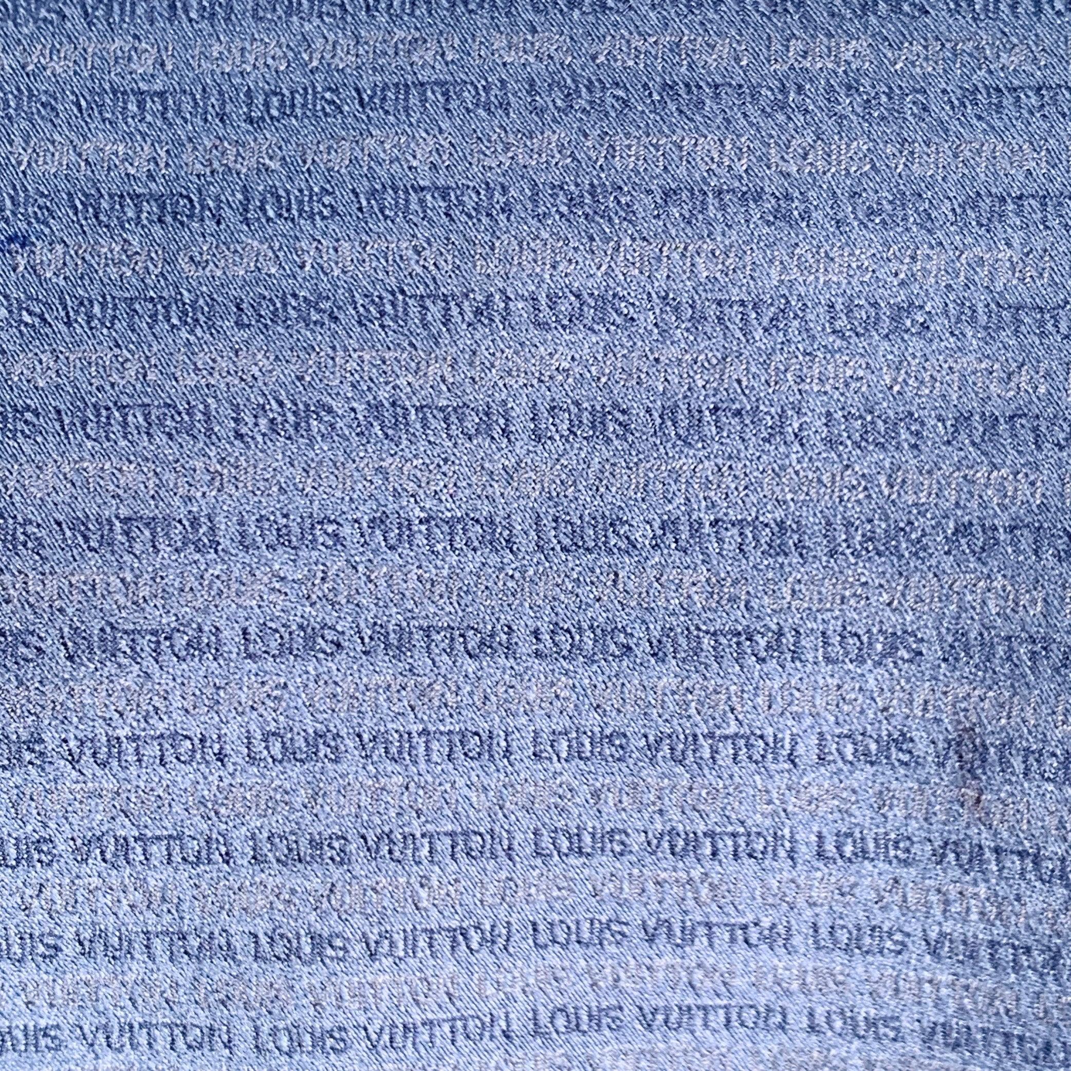 LOUIS VUITTON necktie
in a blue silk featuring logo pattern. Made in Italy.Very Good Pre-Owned Condition. Signs of wear on corners. 

Measurements: 
  Width: 3.5 inches Length: 61 inches 
  
  
 
Sui Generis Reference: 135629
Category: Tie
More