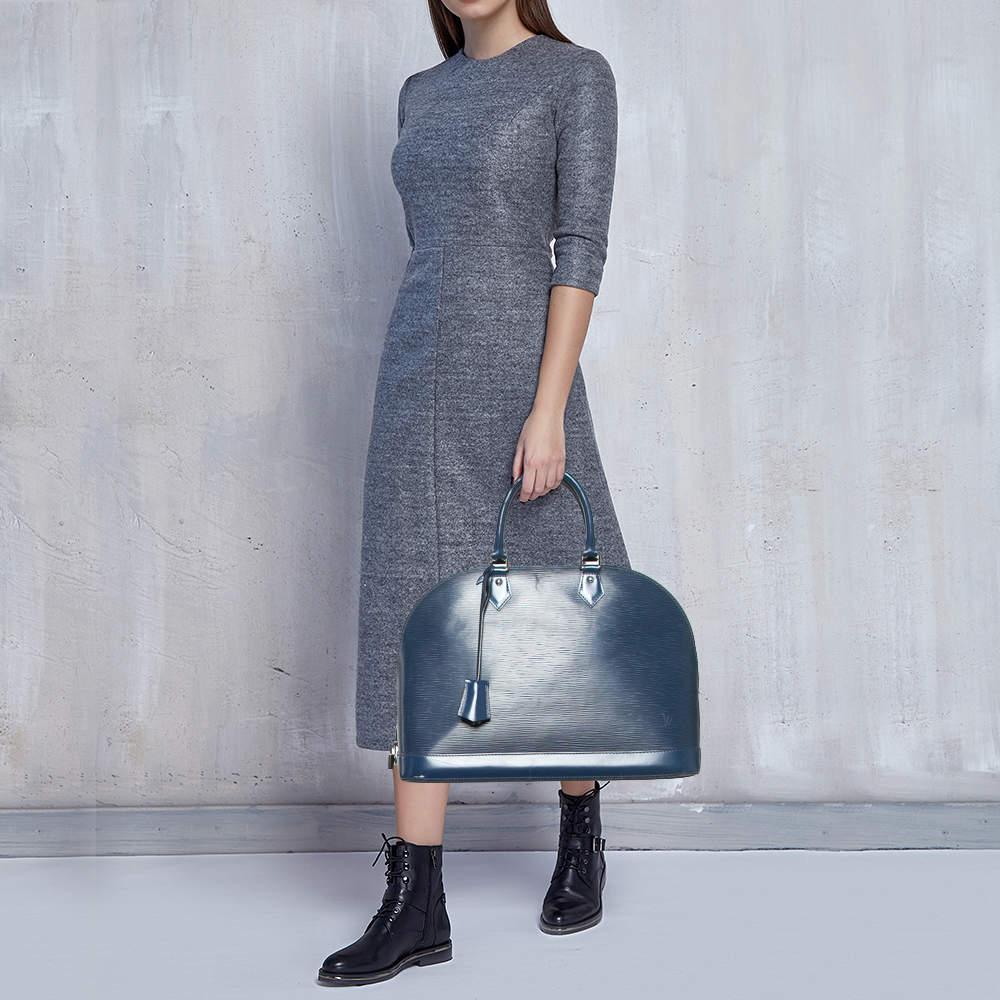 Designer bags are ideal companions for ample occasions Here we have a fashion meets functionality piece crafted with precision. It has been equipped with a well sized interior that can easily fit your small essentials.