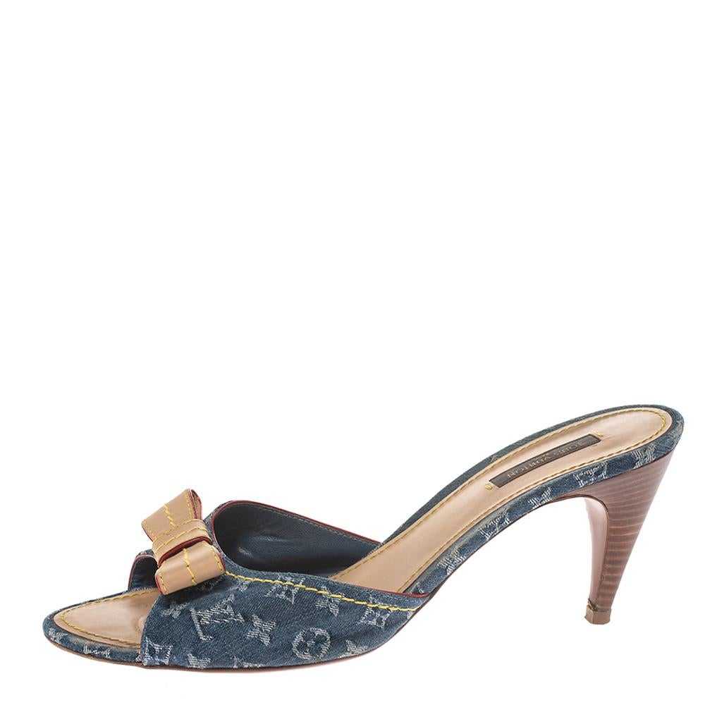 From the house of Louis Vuitton, these sandals are tastefully designed. This classic pair in monogram coated denim will match well with almost all your outfits. The slide sandals feature a leather bow-detailed vamps, high heels and comfortable