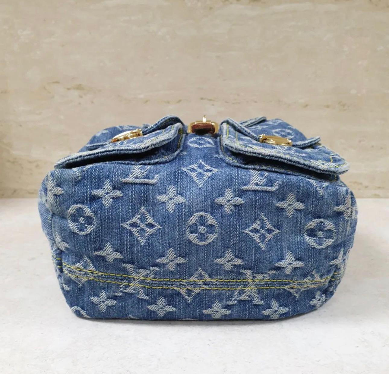 She's perfect for a weekend, overnight, gym or your daily running around.  
This spacious and malleable denim fabric bag, has 2 exterior pouch accordion pockets with, gold tone hardware clasp closure. 
The back leather straps, are adjustable by 7