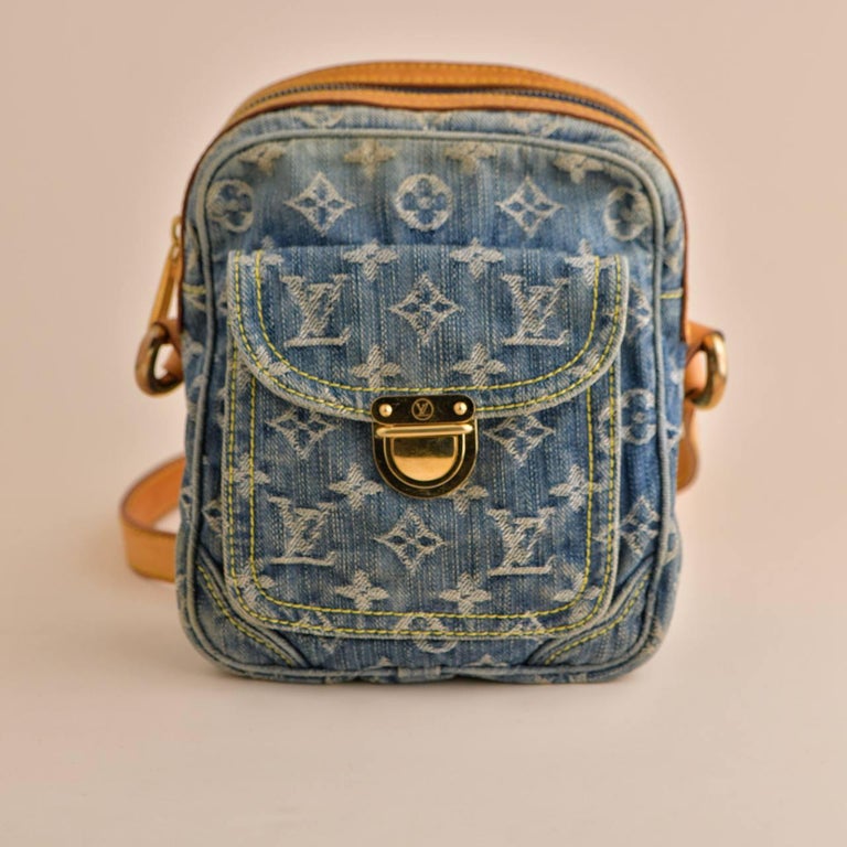 Blaue Monogrammierte Denim-Kameratasche von Louis Vuitton im