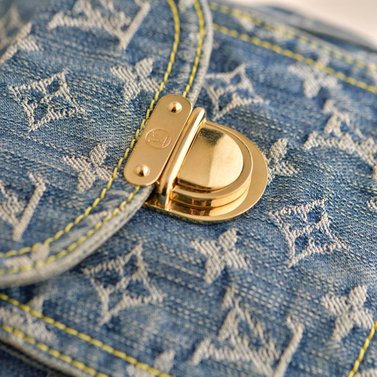 Louis Vuitton - Sac pour appareil photo en jean bleu monogrammé en vente 4