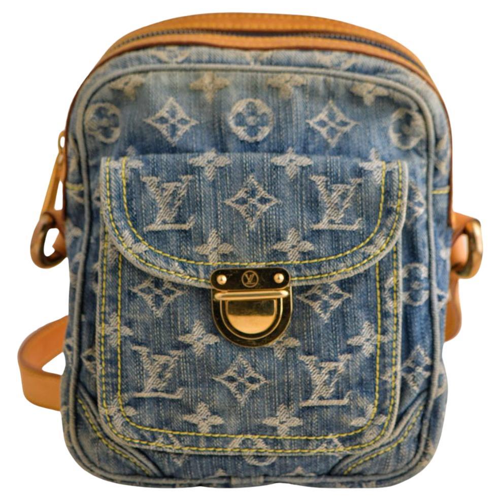 Blaue Monogrammierte Denim-Kameratasche von Louis Vuitton im Angebot