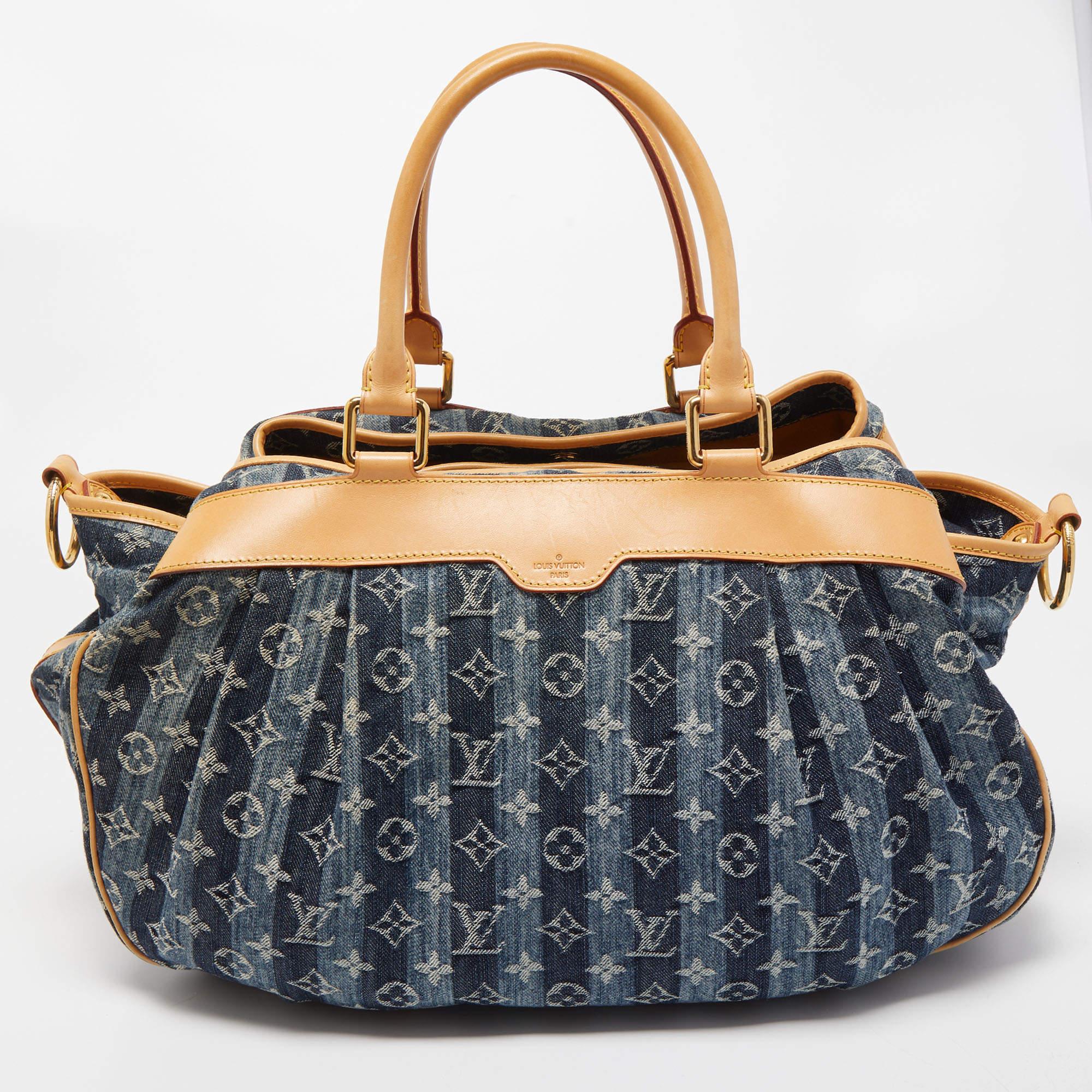 A limited-edition piece, this Porte Epaule Raye GM bag is a prized creation from Louis Vuitton. Highly coveted, the bag carries a stunning shape and a fun appeal. It is crafted from denim fabric and features the iconic Monogram all over, along with