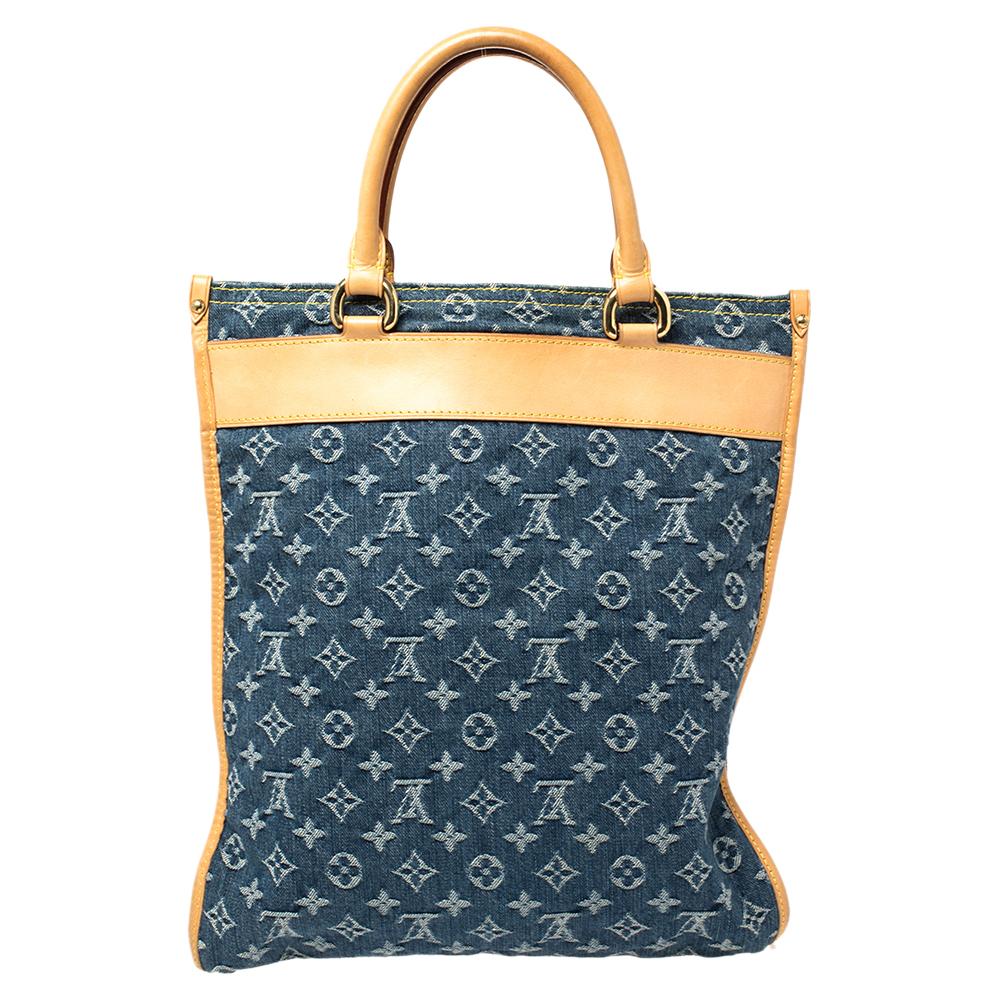 Everyone knows Louis Vuitton is known for making bags that are exquisite and lasting. This Sac Plat is a beauty like all the others. It comes crafted from monogram denim as well as leather and designed with two handles, a flap pocket, and a
