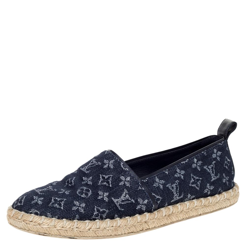 Nail your casual looks every time you step out in these espadrilles from Louis Vuitton. They have been crafted from Monogram denim and styled with round toes and espadrille detailing on the midsoles. They are well-built to offer you the perfect
