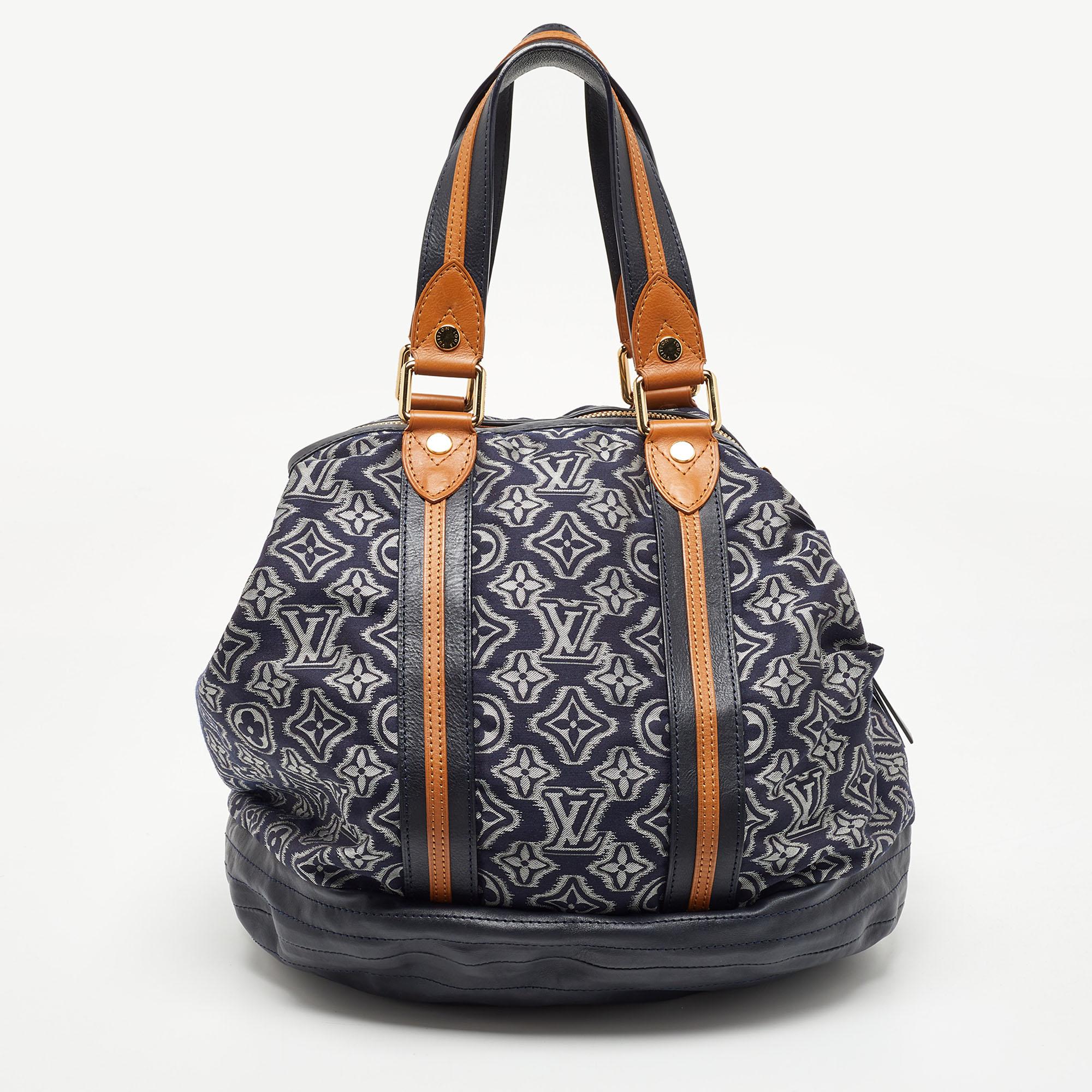 Die Handtaschen von Louis Vuitton sind wegen ihres hohen Stils und ihrer Funktionalität beliebt. Diese Tasche ist, wie alle ihre Designs, langlebig und stilvoll. Die Tasche ist fein verarbeitet und bietet ein luxuriöses Erlebnis. Der Innenraum
