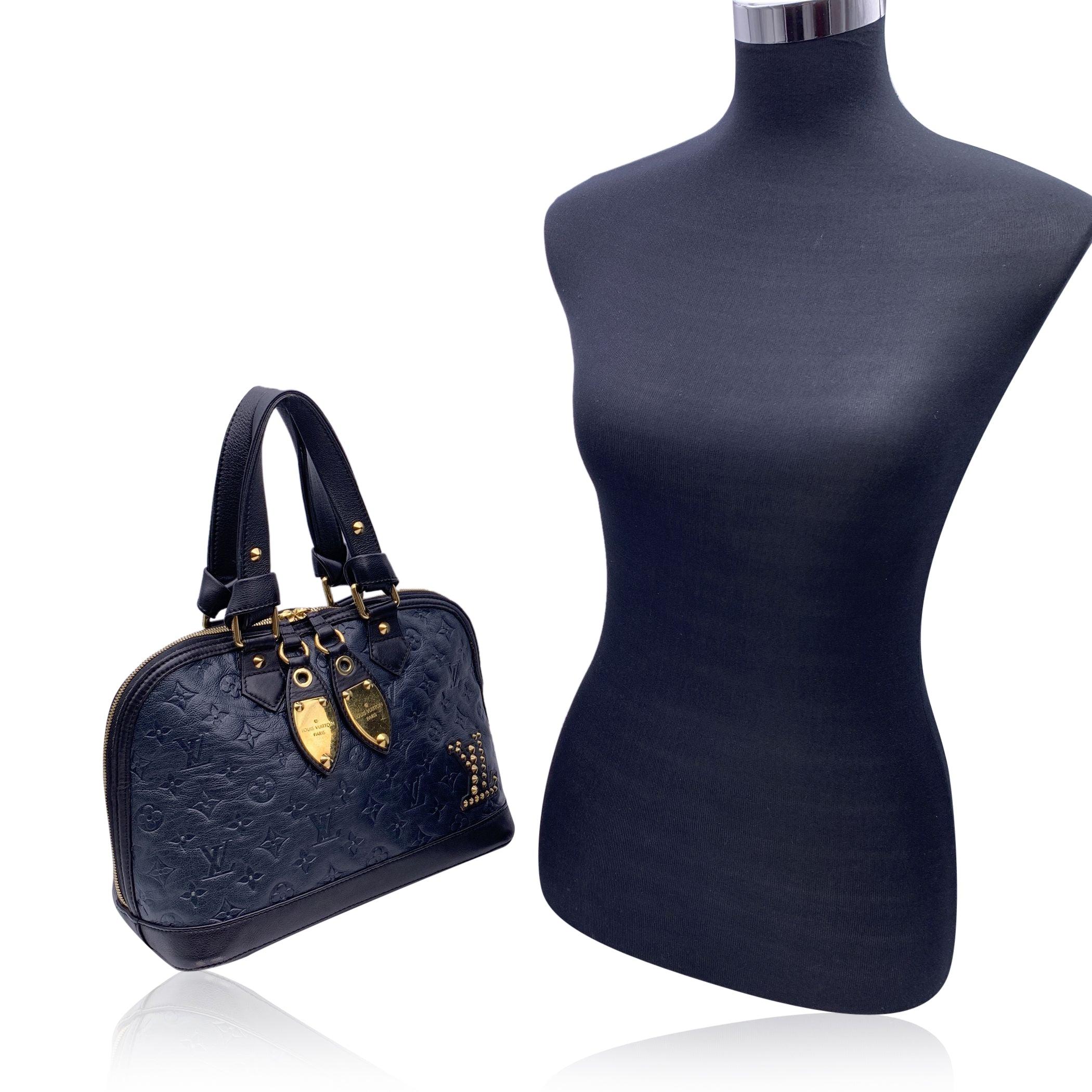 This beautiful Bag will come with a Certificate of Authenticity provided by Entrupy. The certificate will be provided at no further cost Louis Vuitton Neo Alma 'DoubleJeu' limited edition bag. Made of petrol blue and black leather. Monogram