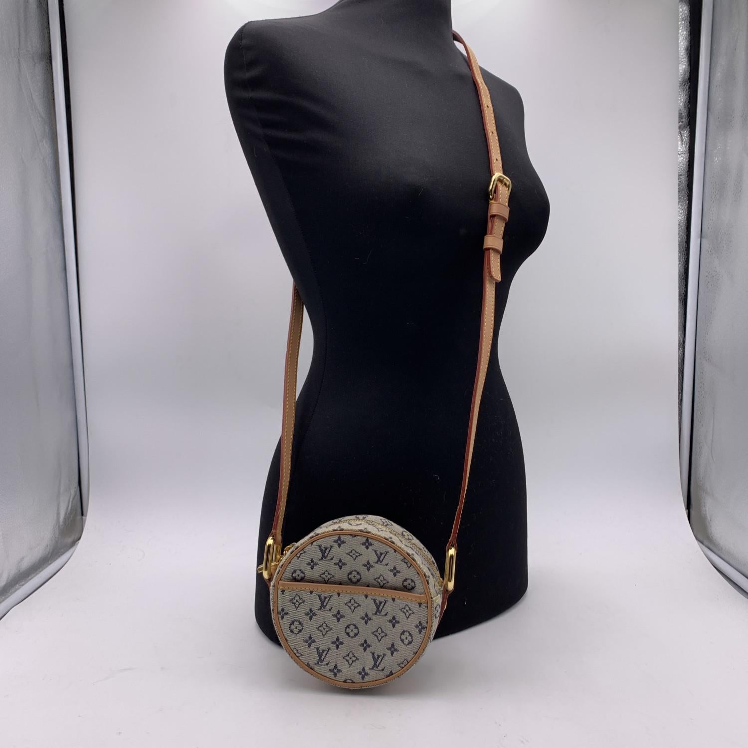 Louis Vuitton blaues Monogram Mini Lin Canvas Jeanne PM Tasche. Griffe aus Segeltuch und Leder und Lederbesatz. Reißverschluss an der Oberseite. 1 offene Fronttasche. Graues Futter. Goldene Messingteile. 1 offene Seitentasche innen. LOUIS VUITTON