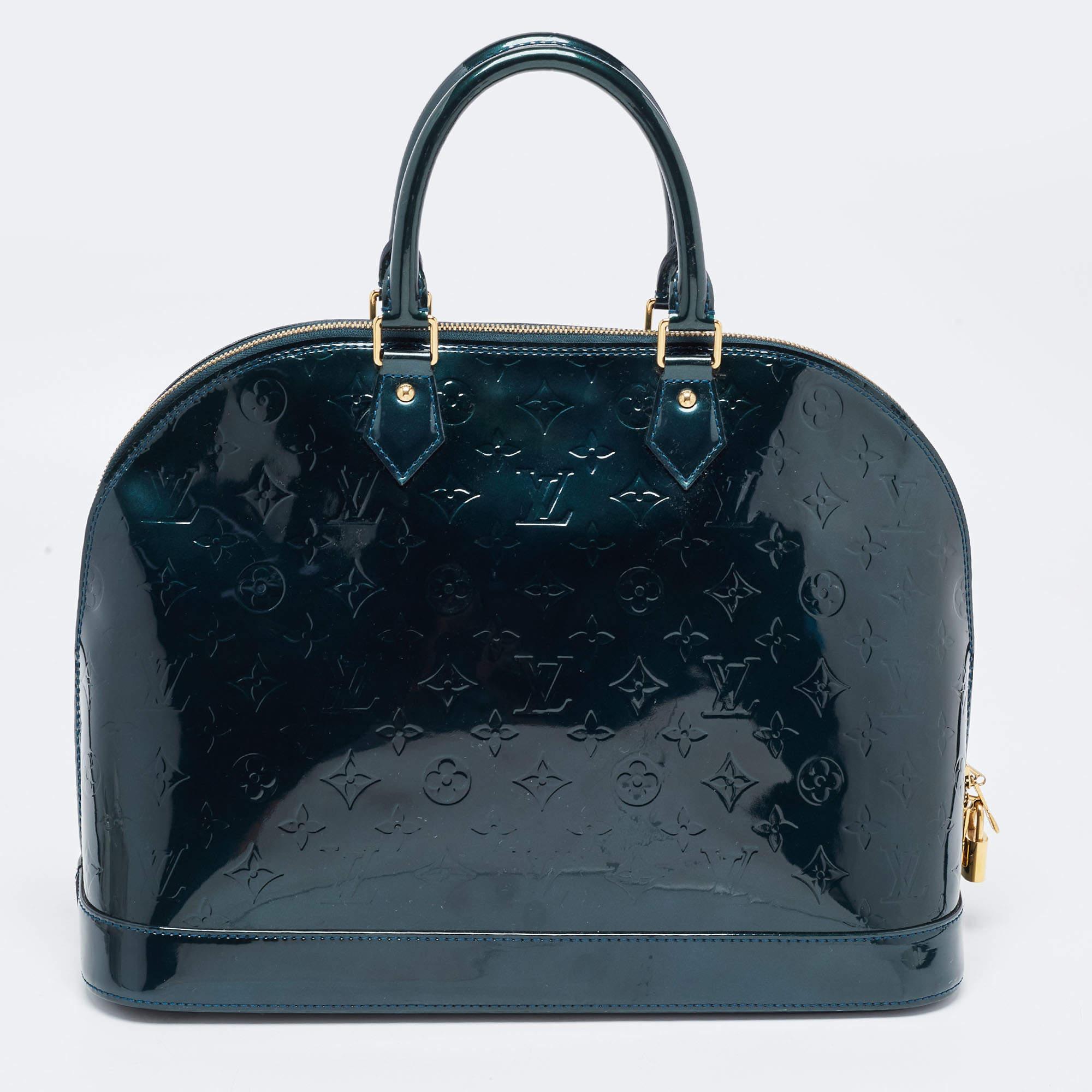 Eine klassische Handtasche verspricht dauerhafte Attraktivität und unterstreicht Ihren Stil immer wieder aufs Neue. Diese Designertasche ist eine solche Kreation. Das ist ein guter Kauf.

Enthält: Vorhängeschloss
