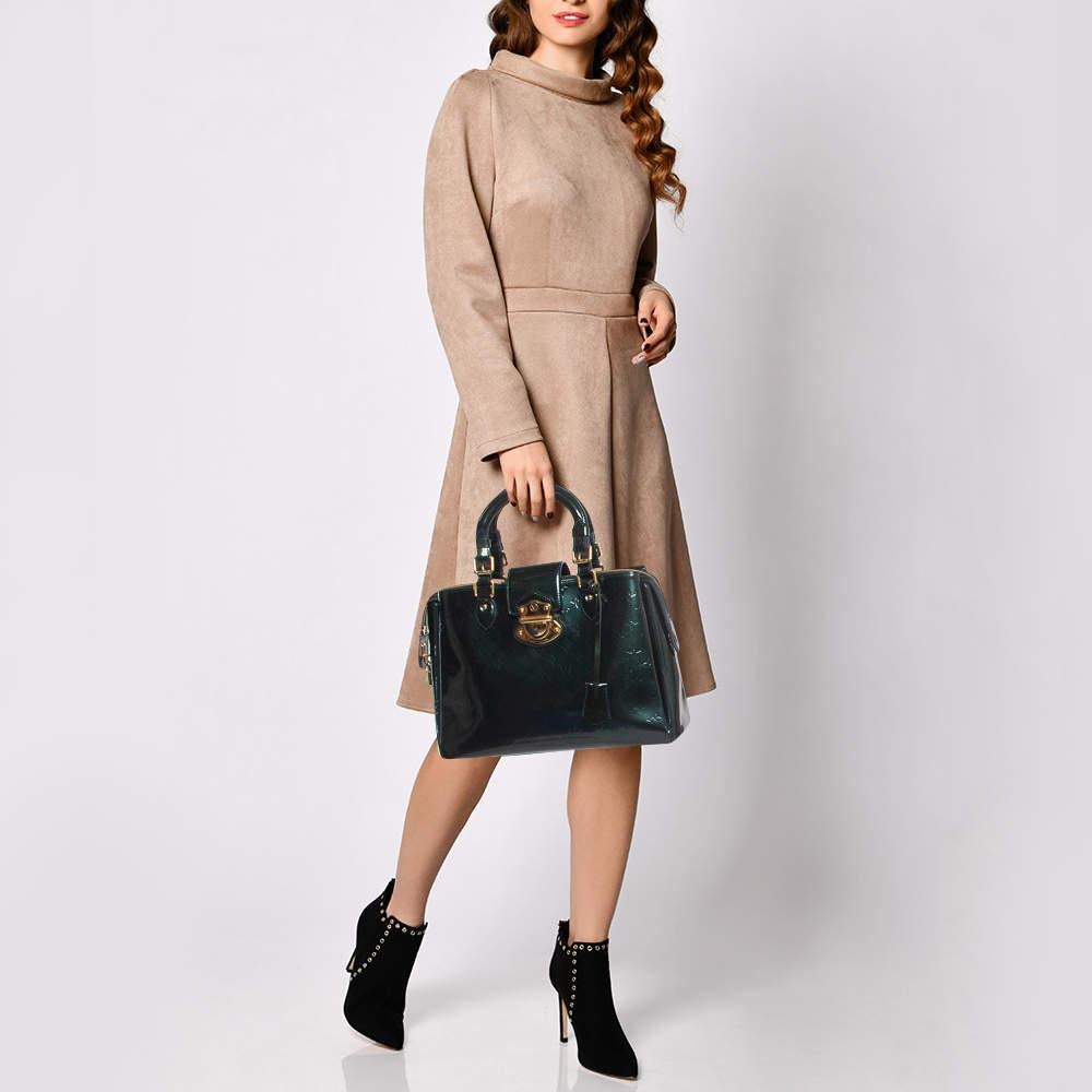 Louis Vuittons handbags are popular owing to their high style and functionality. This bag like all their designs is durable and stylish. Exuding fine finish the bag is designed to give a luxurious experience. The interior has enough space to carry