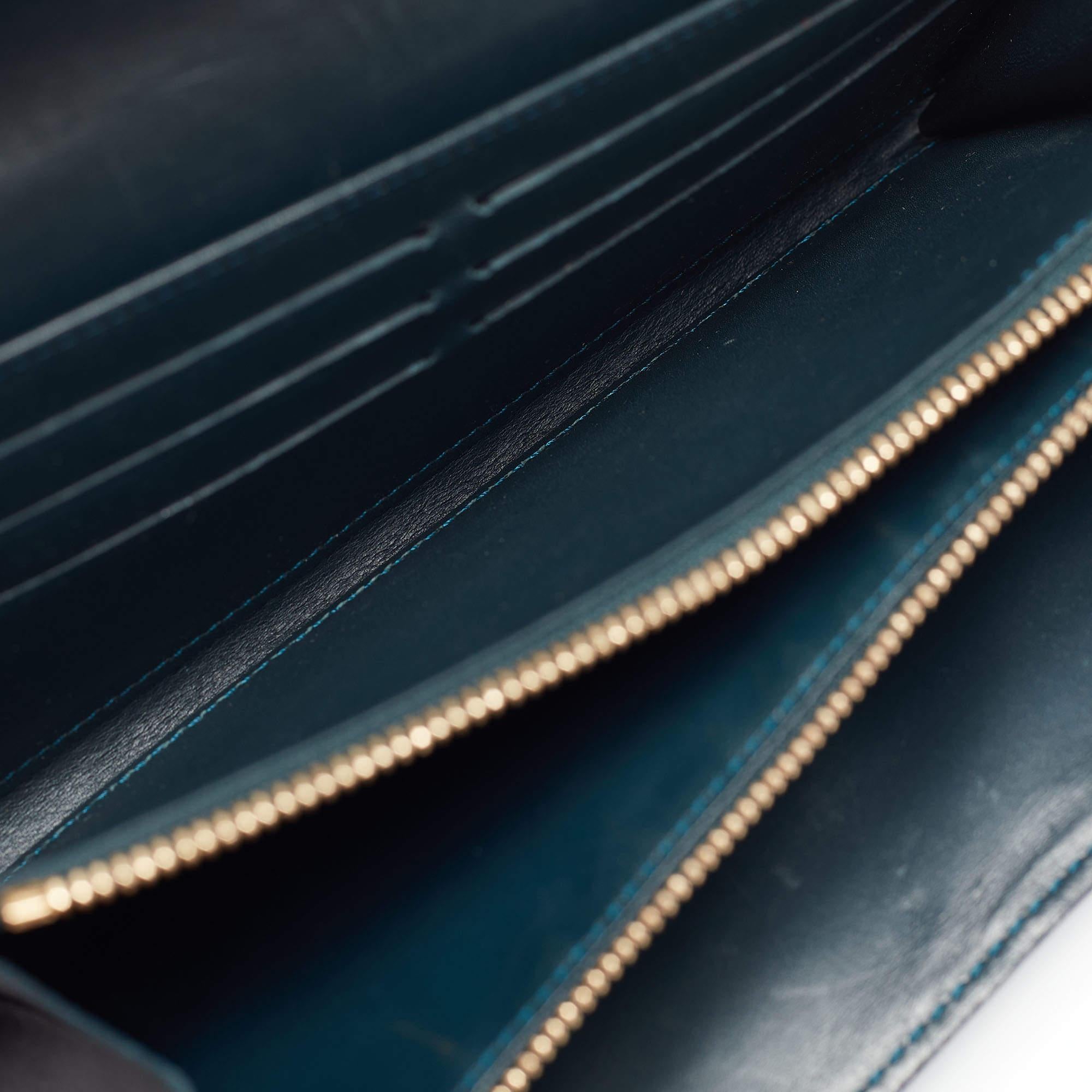 This LV continental wallet is a luxurious accessory that will prove to be super functional. It is made using durable materials on the exterior and unveils a well-organized interior.