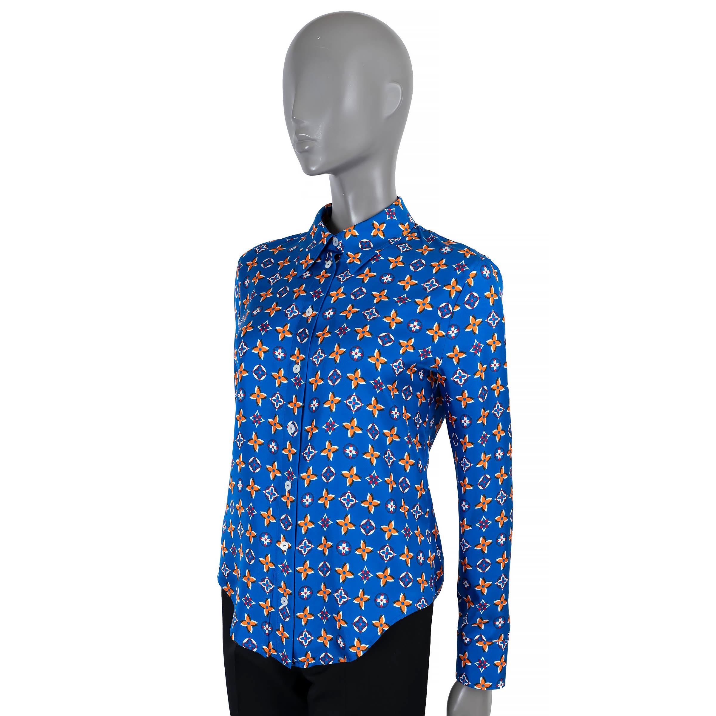 100% authentisches Louis Vuitton Button-Down-Hemd aus kobaltblauer Seide (100%) mit Monogramm-Druck in Orange und Weiß. Mit taillierter Silhouette, Spitzkragen und abgerundetem Saum. Wird mit Knöpfen auf der Vorderseite geschlossen. Unbeschriftet.