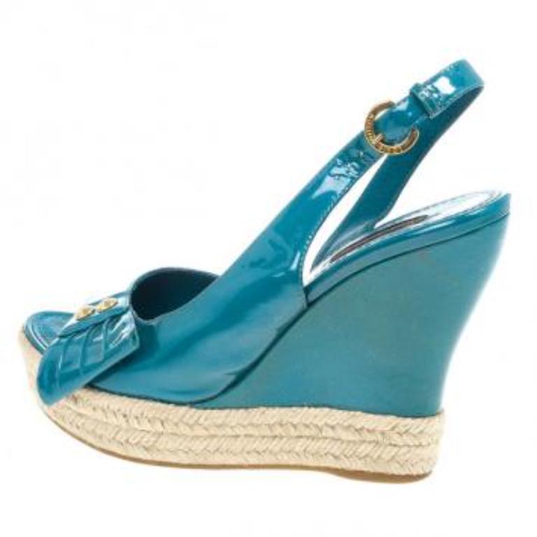 Blaue Lack Espadrilles von Louis Vuitton mit Slingback-Keilrahmen Größe 37,5 im Zustand „Gut“ im Angebot in Dubai, Al Qouz 2