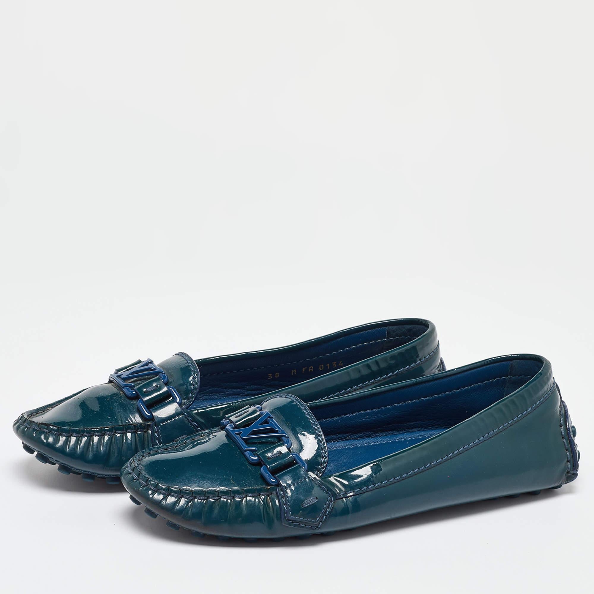 These oxfords are designed from the finest material featuring an elegant look sturdy soles and lace ups on the vamps. Team these shoes with tailored pants and a blazer for a smart formal look.