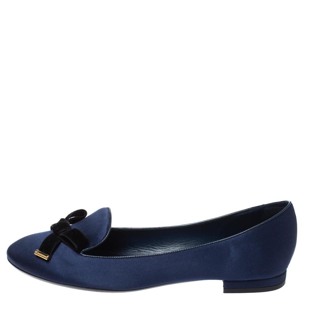 One would think that these flats were created to be admired. Such style they carry! They are from Louis Vuitton and they've been crafted from satin and designed with bows on the uppers. The flats are complete with round toes and comfortable