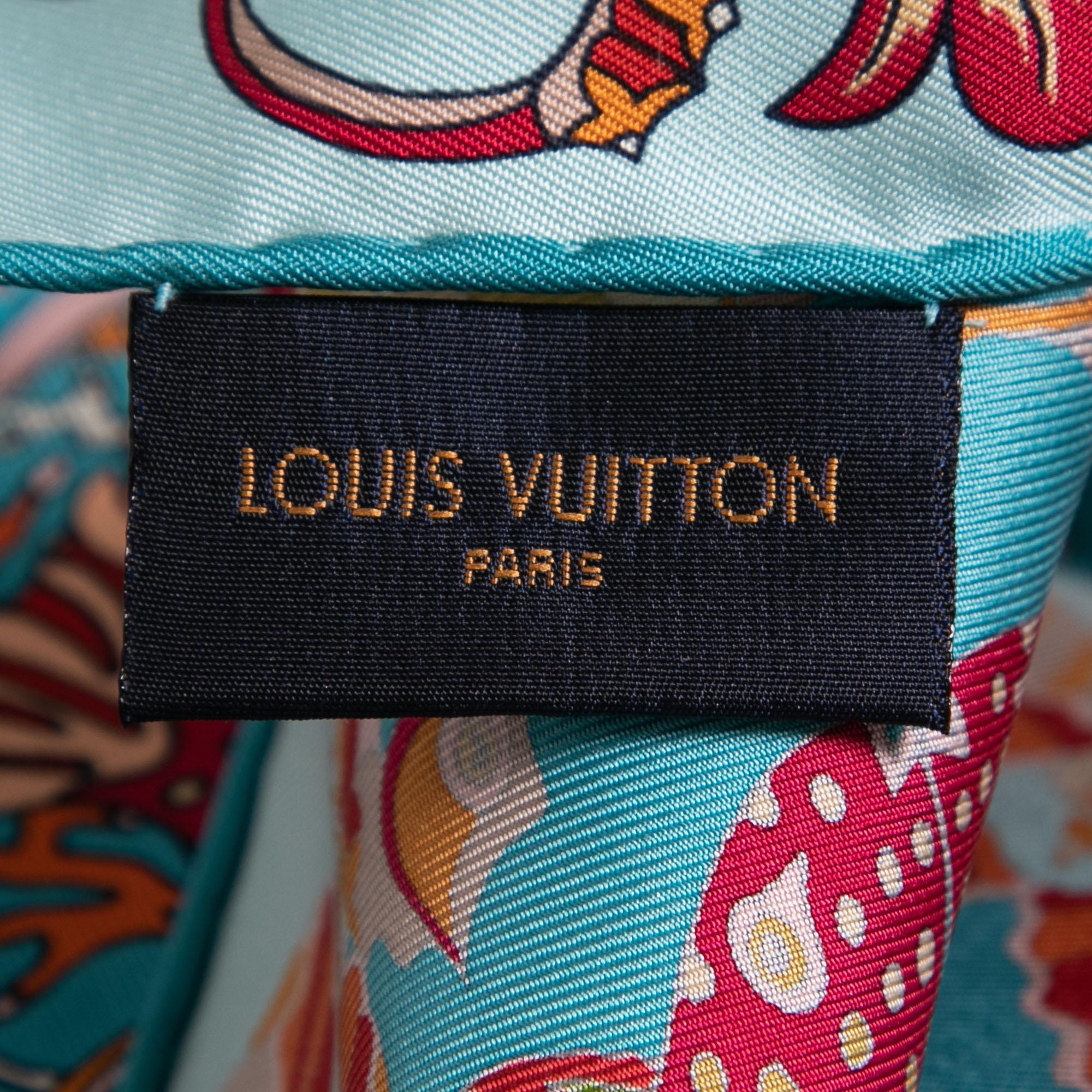 Meticulously made from silk, this Louis Vuitton scarf features an intricate Sea of Love print all over the stylish blue-hued background. It is finished with hemmed edges. Make this gorgeous scarf yours today, and flaunt it like a fashionista!

