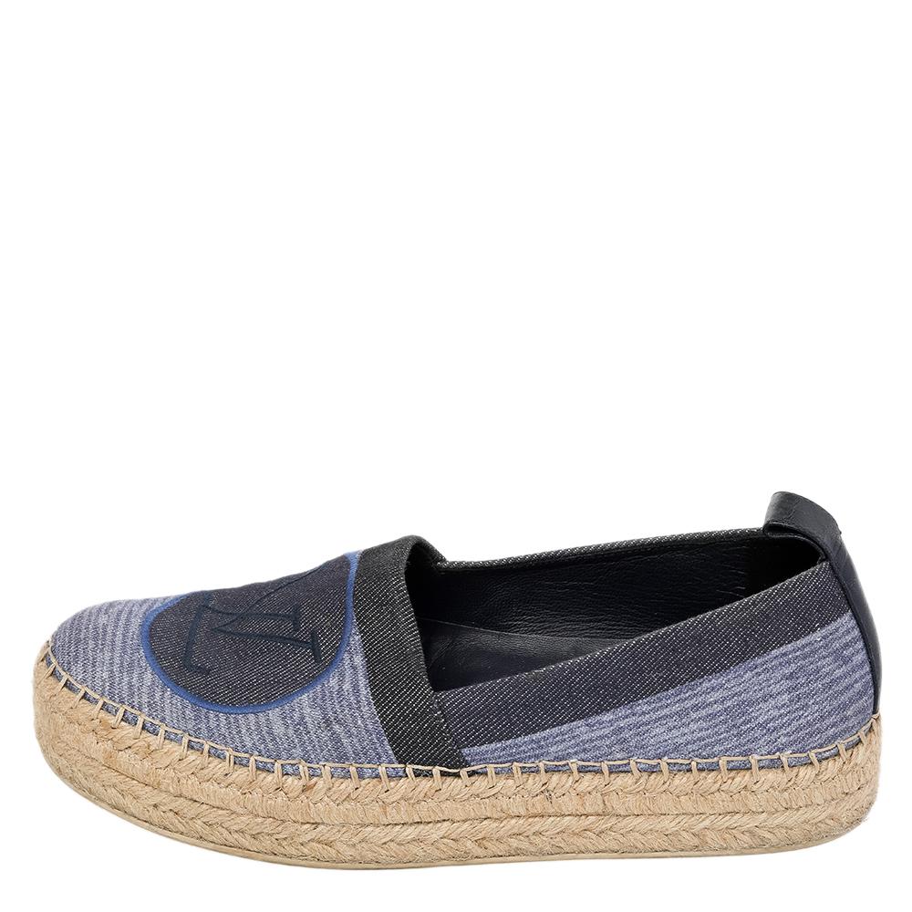 Bring comfort to your feet with style and grace with these blue canvas Louis Vuitton Shore espadrilles with round toes, embroidered logo accents at vamps, and jute soles. A unique design that brings a lot of chic style into your casual look while