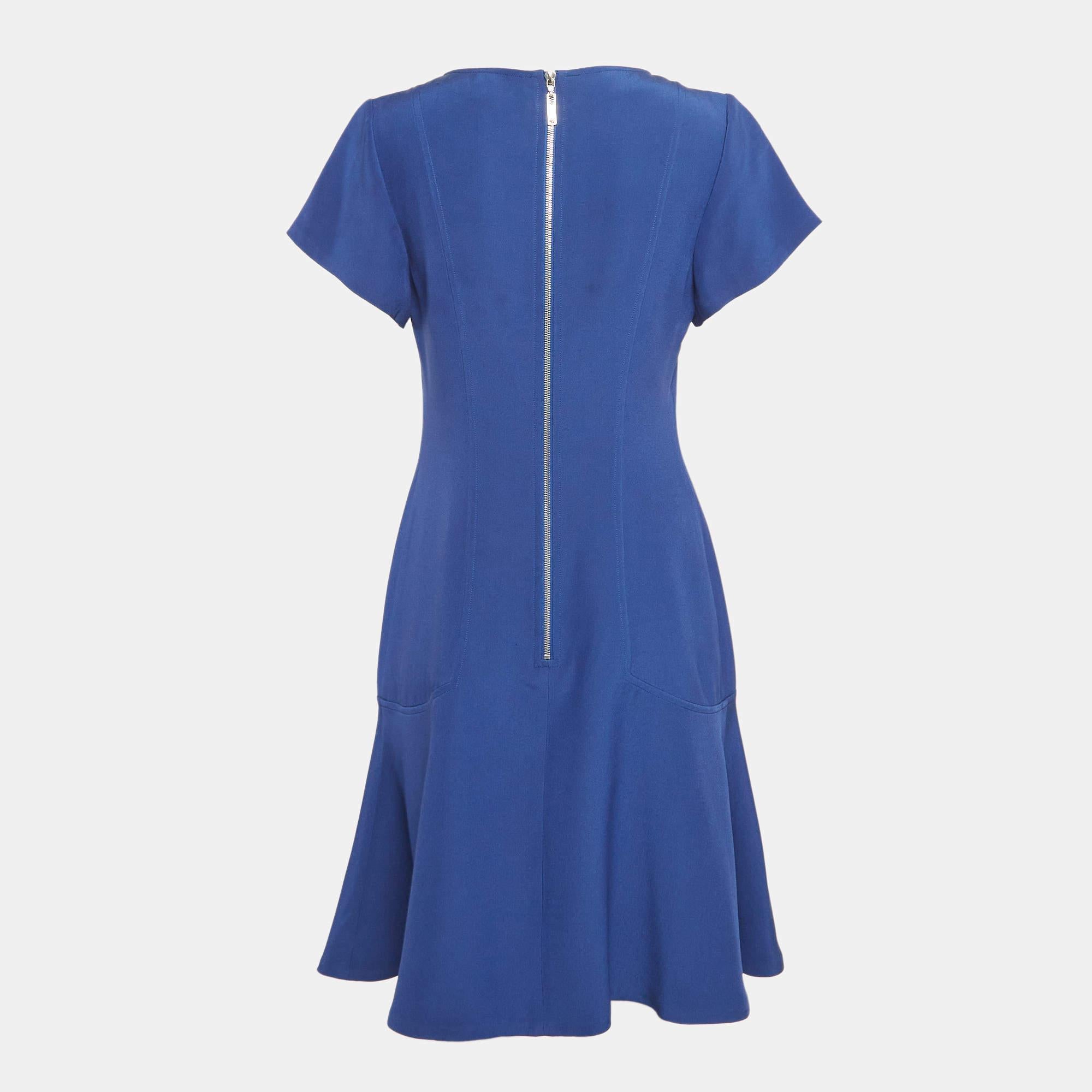 Exhibit a stylish look by wearing this beautiful designer dress. Tailored using fine fabric this dress has a chic silhouette for a framing fit. Style the creation with chic accessories and pumps.