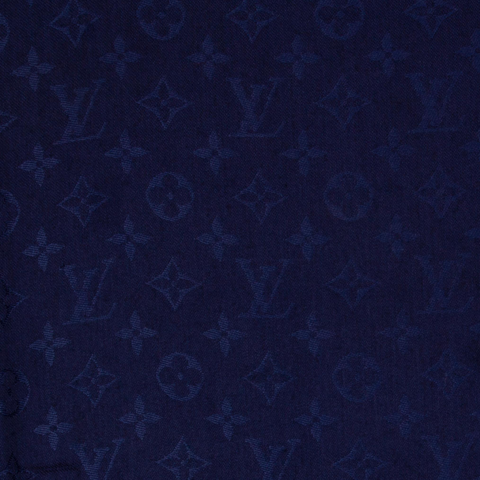 Louis Vuitton fringed monogram shawl in dark blue silk (60%) and wool (40%) with monogram jacquard. There are some hardly noticable small pulled threads in the fabric, otherwise it is in great condition. 

Width 140cm (54.6in)
Length 140cm (54.6in)
