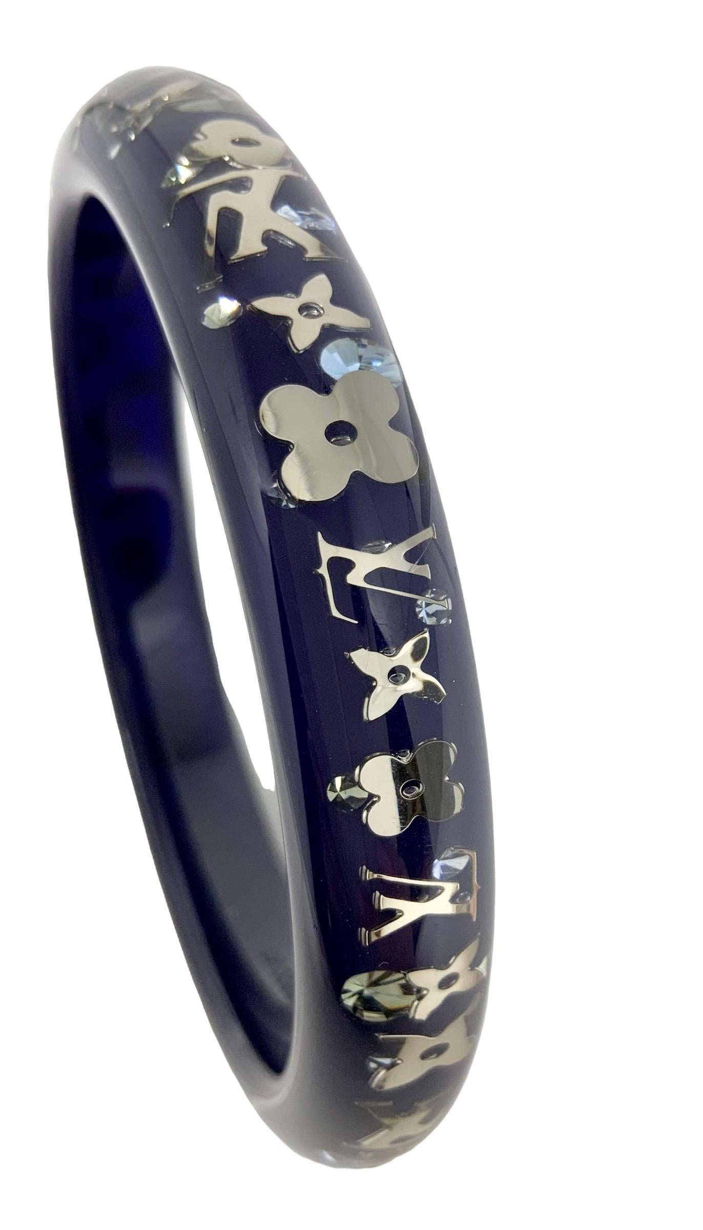 Very nice pre-owned bangle form the Inclusion Monogram collection from Louis Vuitton.
Crafted in a clear resin with blue, silver-tone LV monogram inclusion and Swarovski rhinestones.

Collection: Inclusion Monogram
Color: Blue and silver-tone